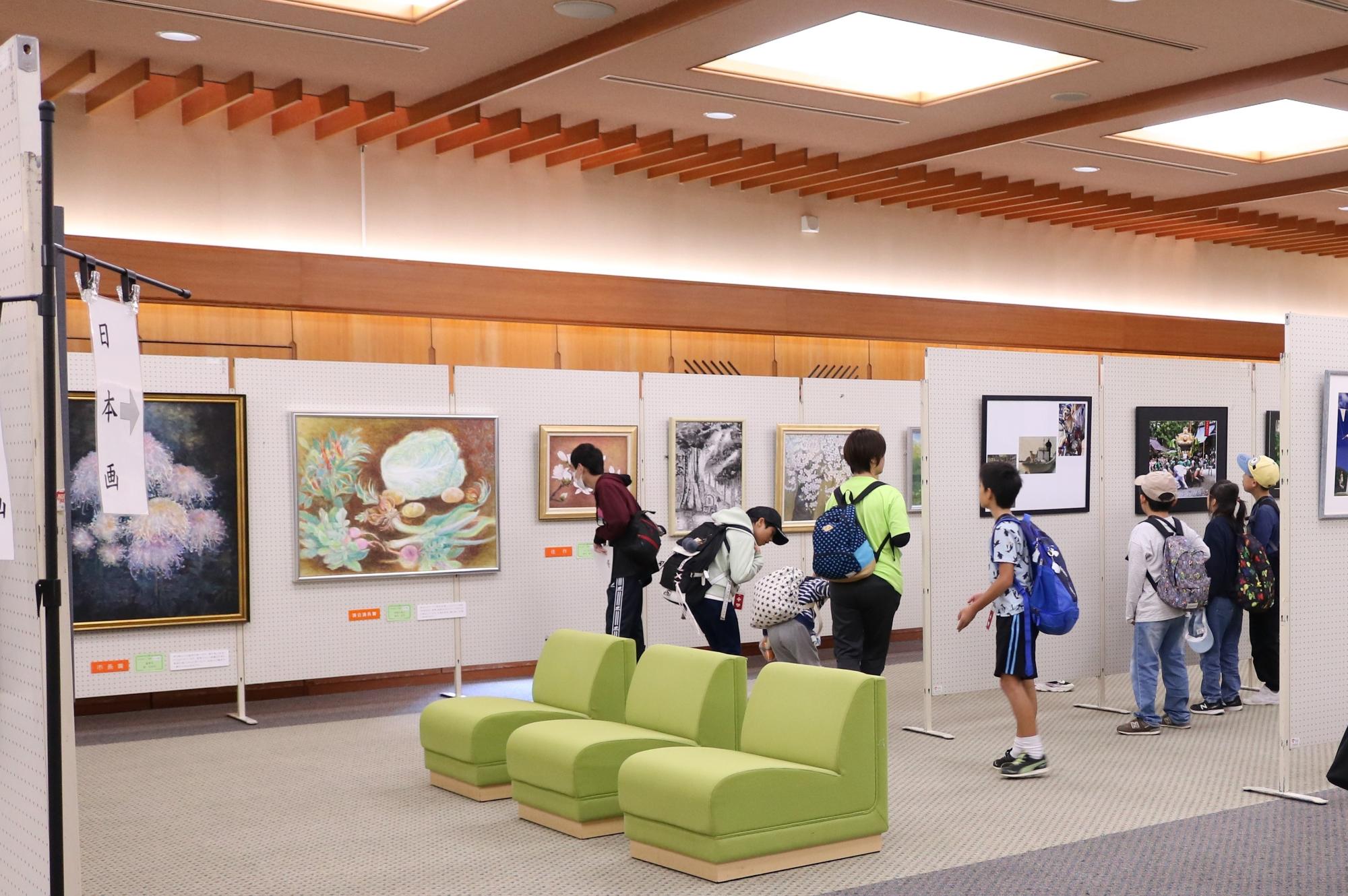 第21回宍粟市美術展会で子どもたちが観覧している写真