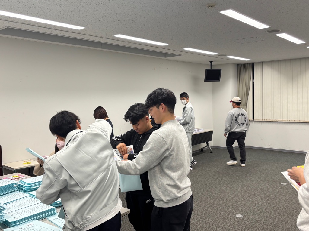 袋詰めを行う実行委員