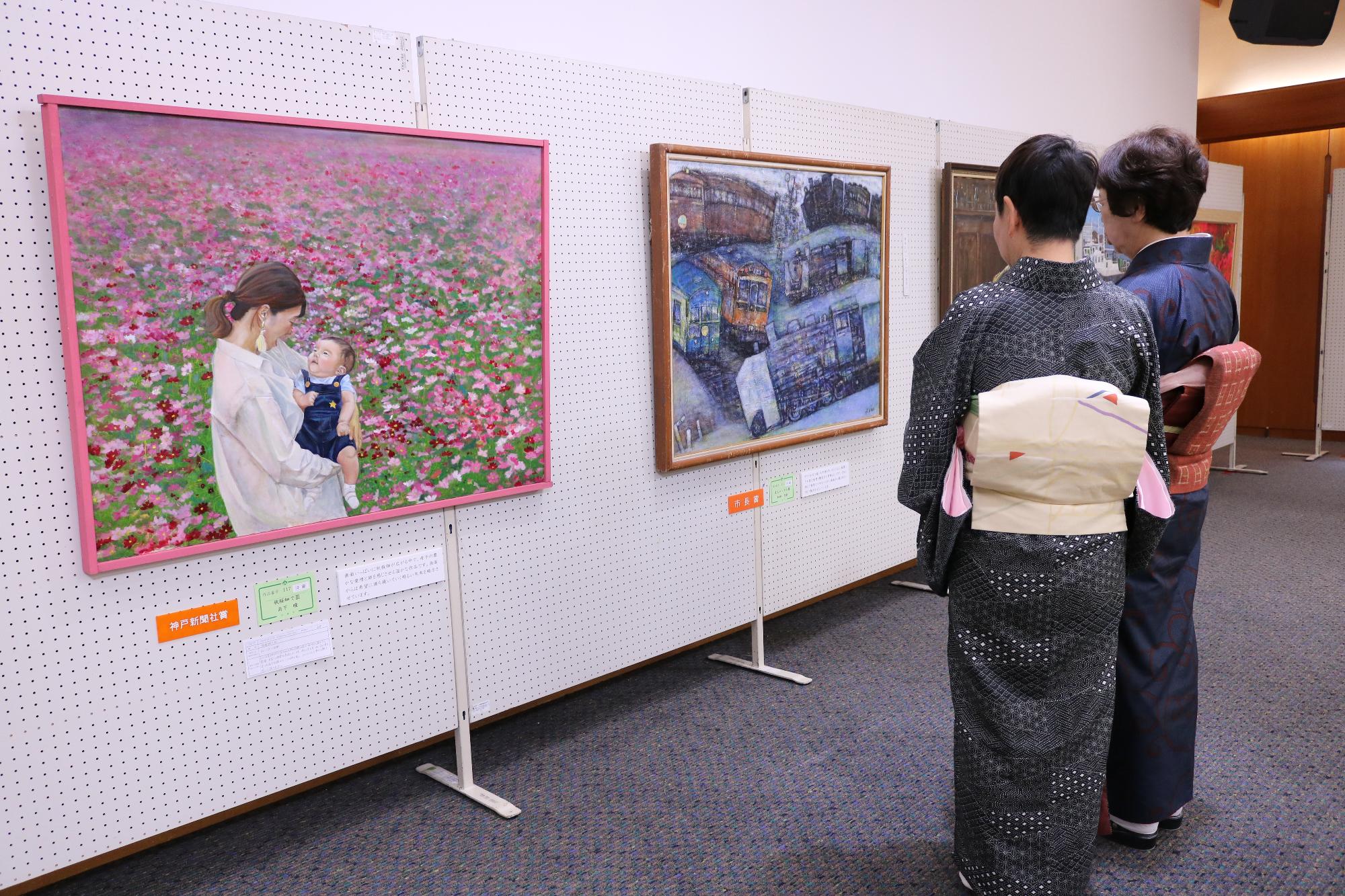 第21回宍粟市美術展で絵画作品がボードに飾られている写真