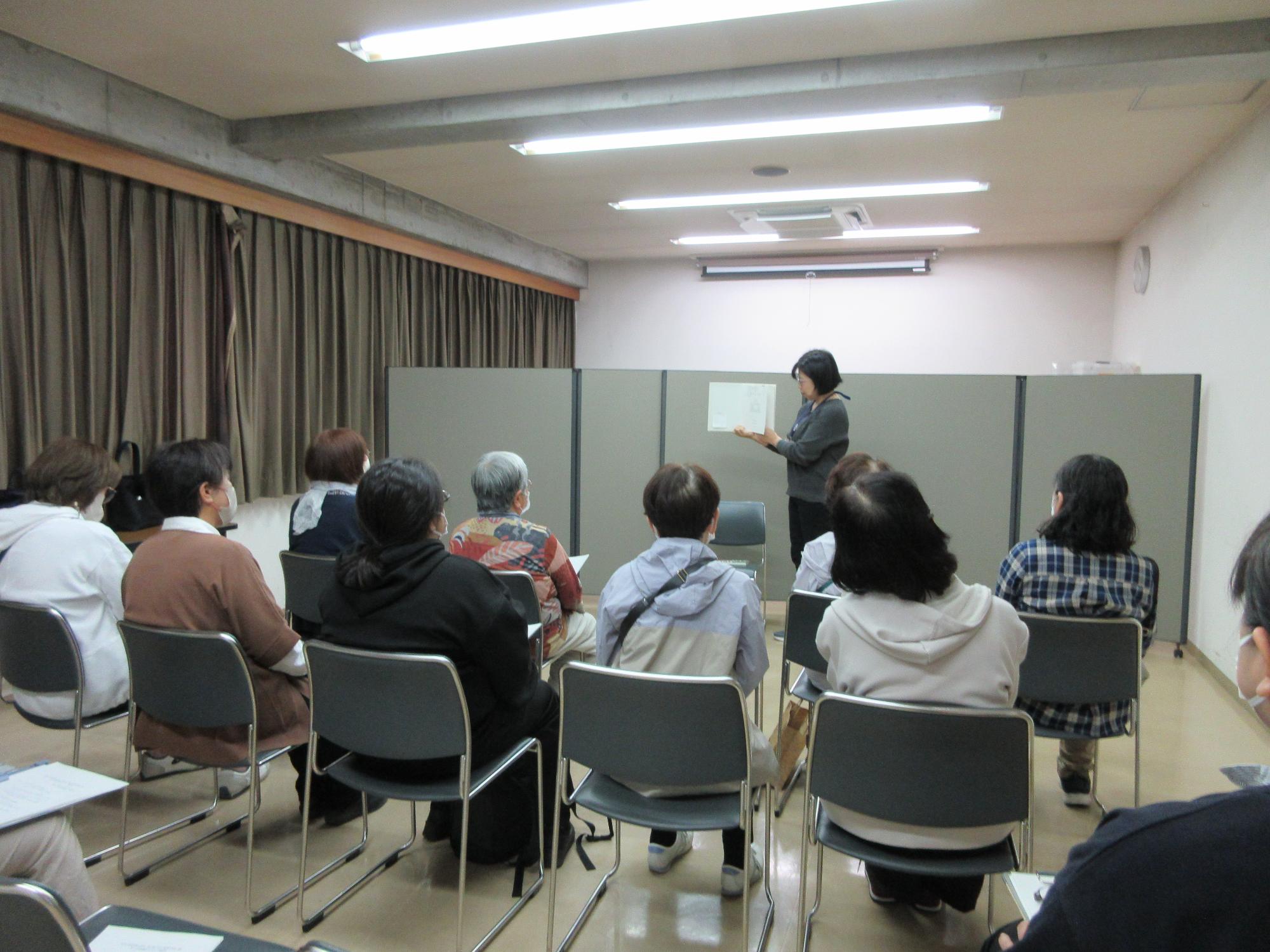 司書によるおすすめ本をボランティアに紹介している写真