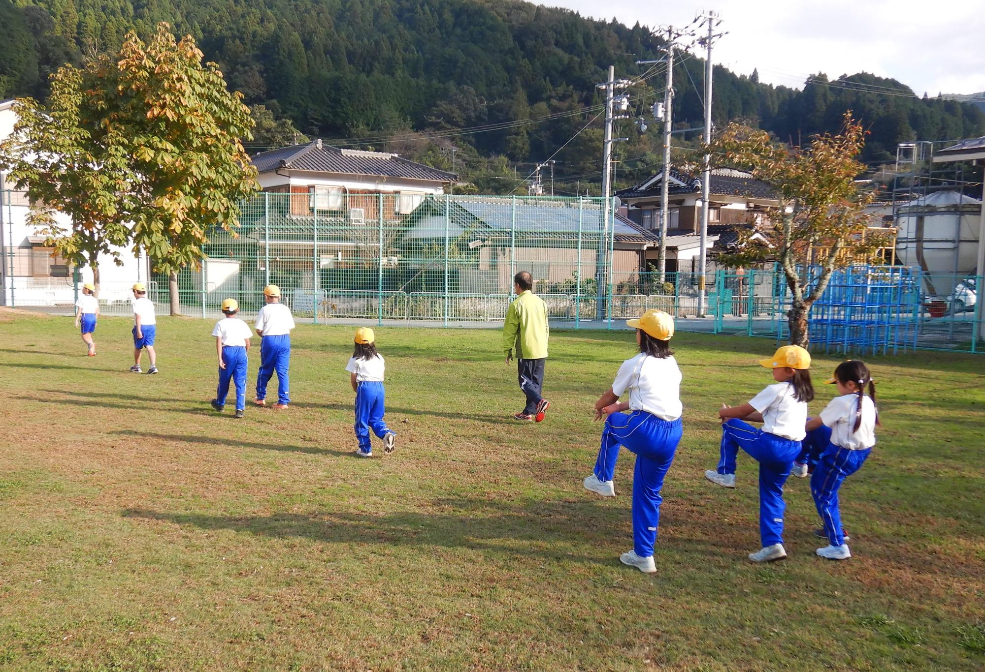 運動教室で児童が運動している様子の写真
