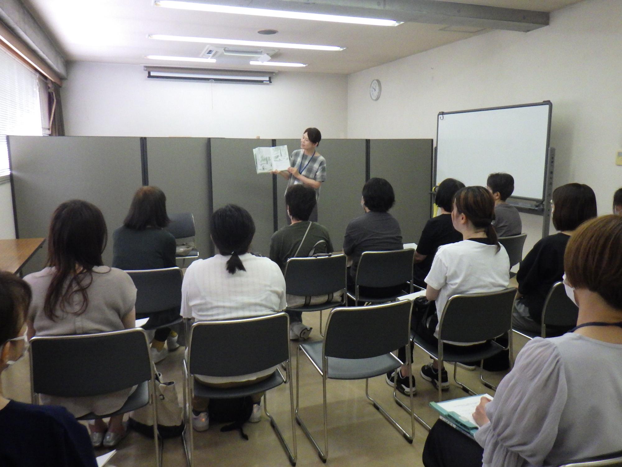 司書によるおすすめ本をボランティアに紹介している写真