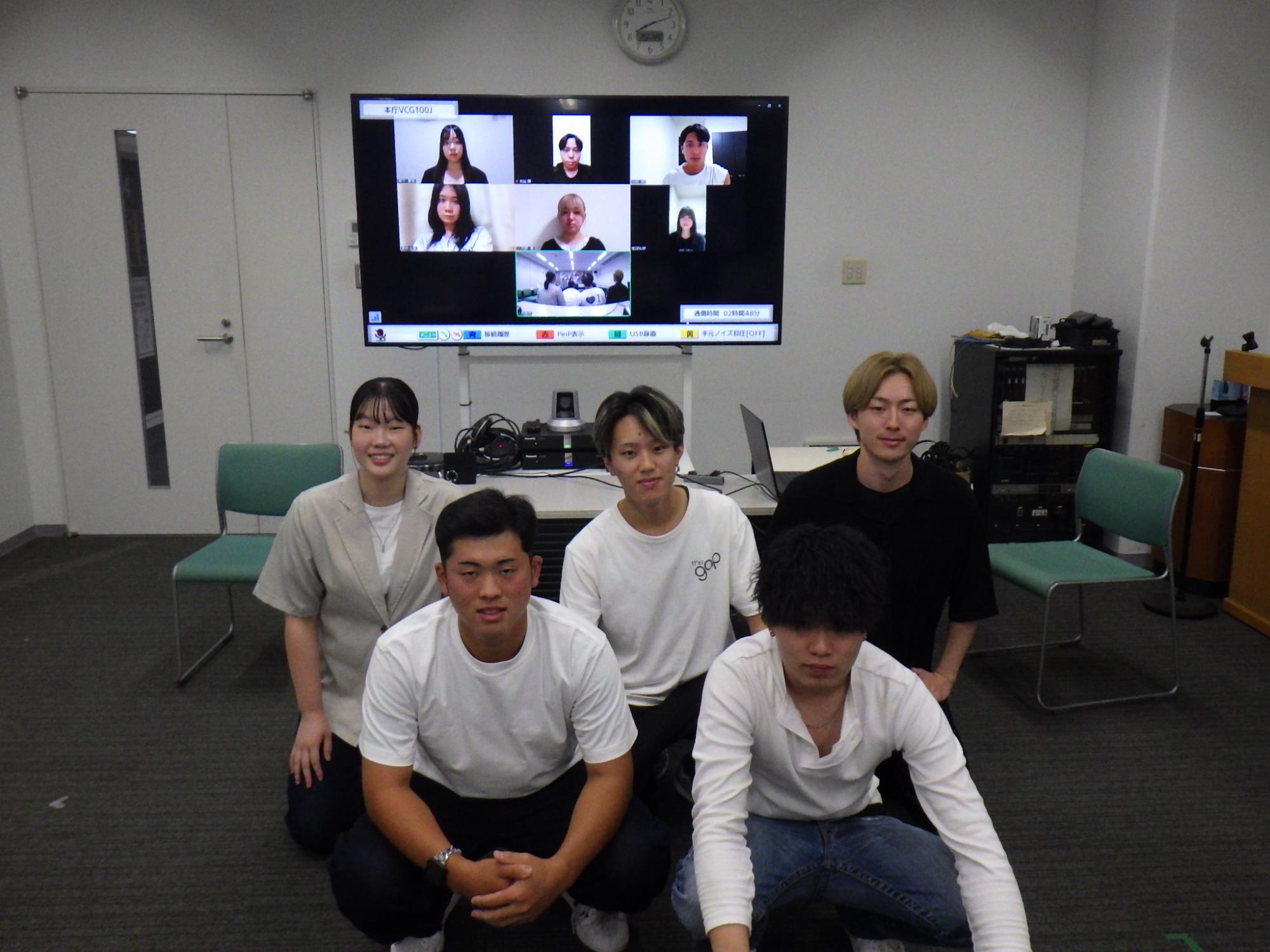 実行委員会が集合して写っている写真