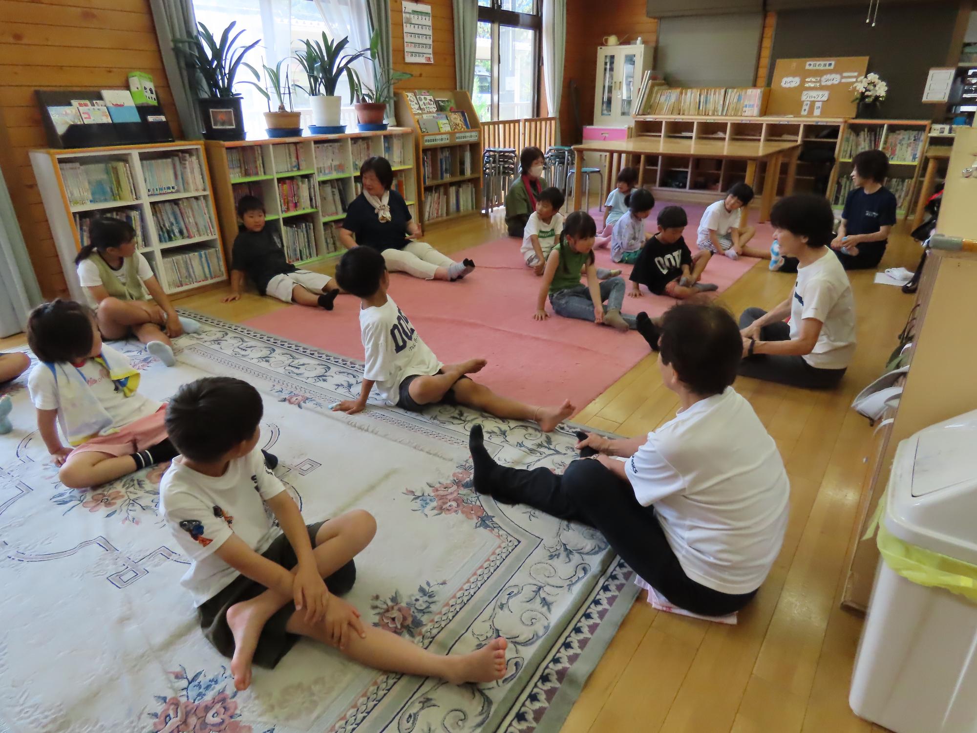 体操紙教室でストレッチをしている様子の写真