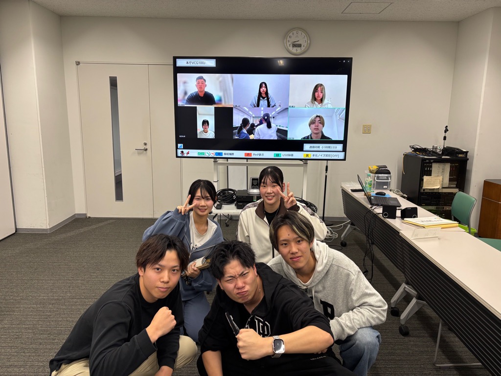 実行委員会が集合して写っている写真
