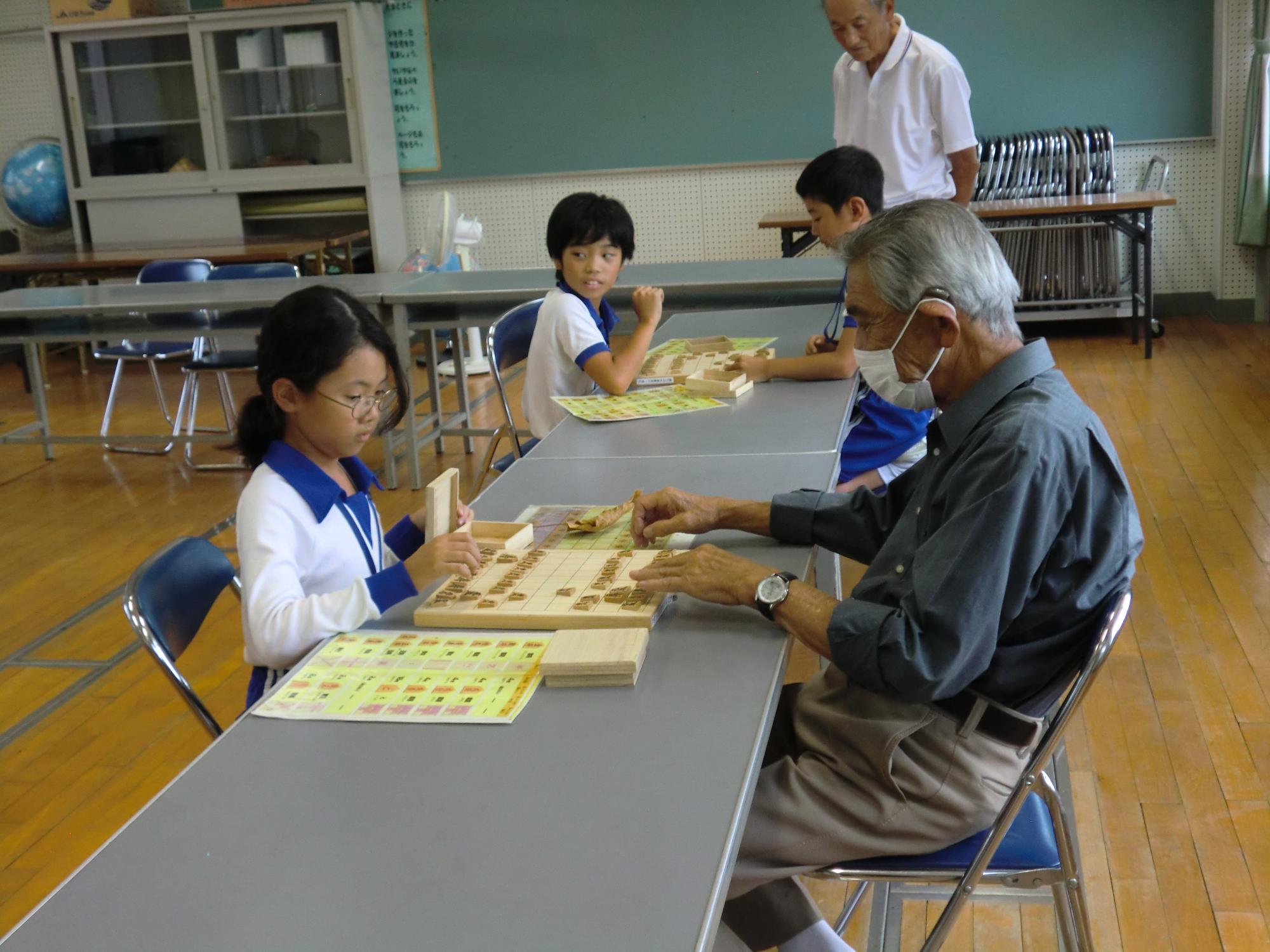 将棋教室で将棋を教わっている様子の写真