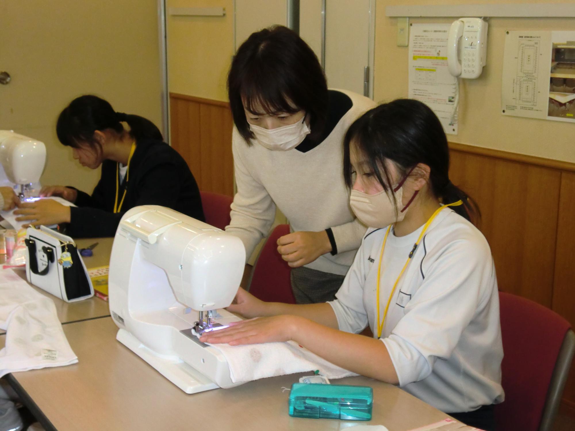 手芸教室でミシンを使って製作している様子の写真