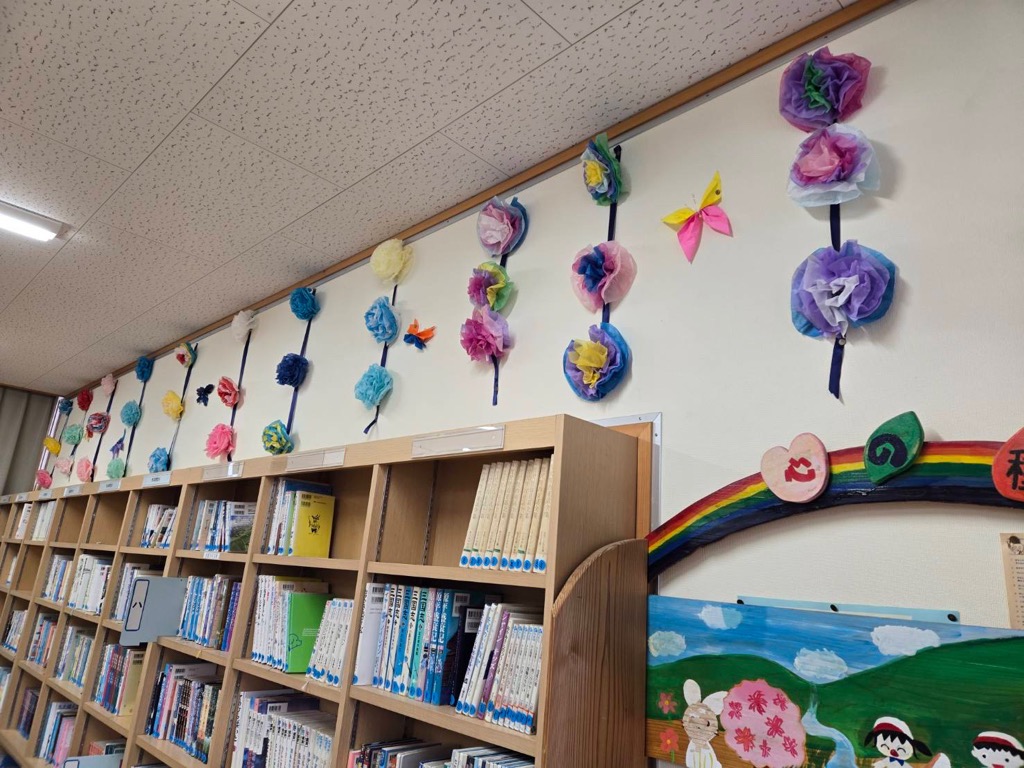 山崎南小学校図書室内を飾り付けている写真