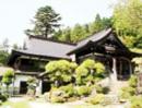 後方に森のある長源寺の写真