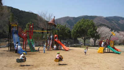 設置された遊具を使い子どもたちが遊んでいる公園の写真