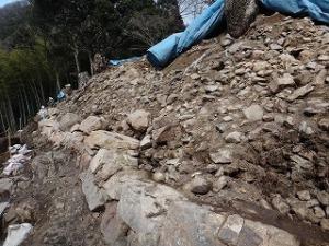 宇野構遺跡の石垣の残骸の写真