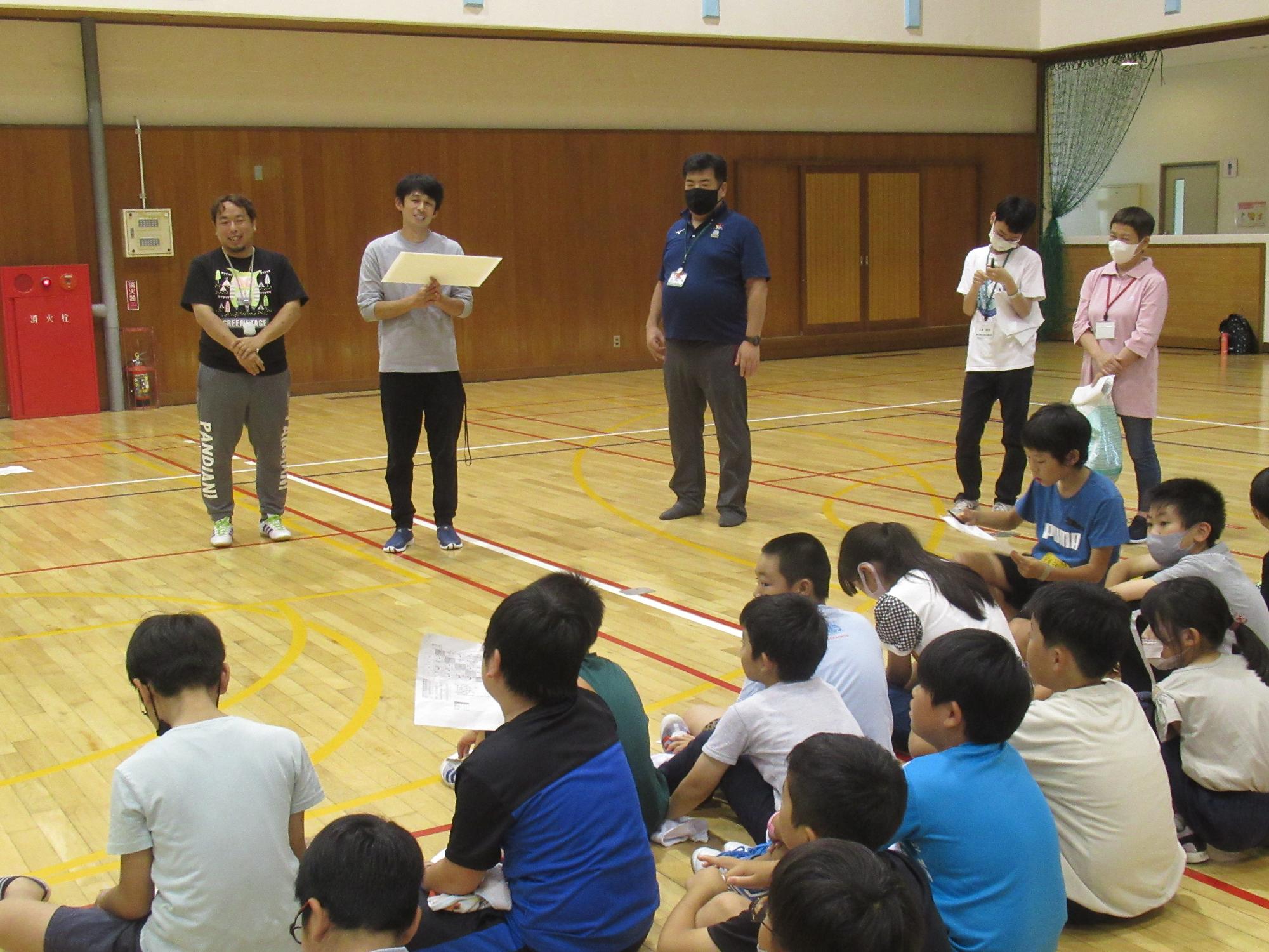 サポーターからパラスポーツの説明を受ける子どもたち