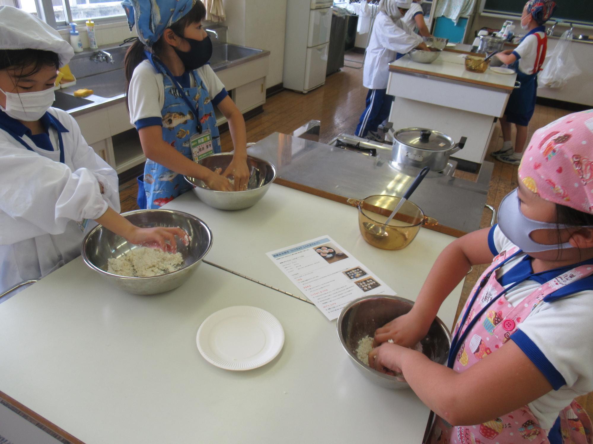 豆腐と白玉粉を混ぜて、こねる子どもたち