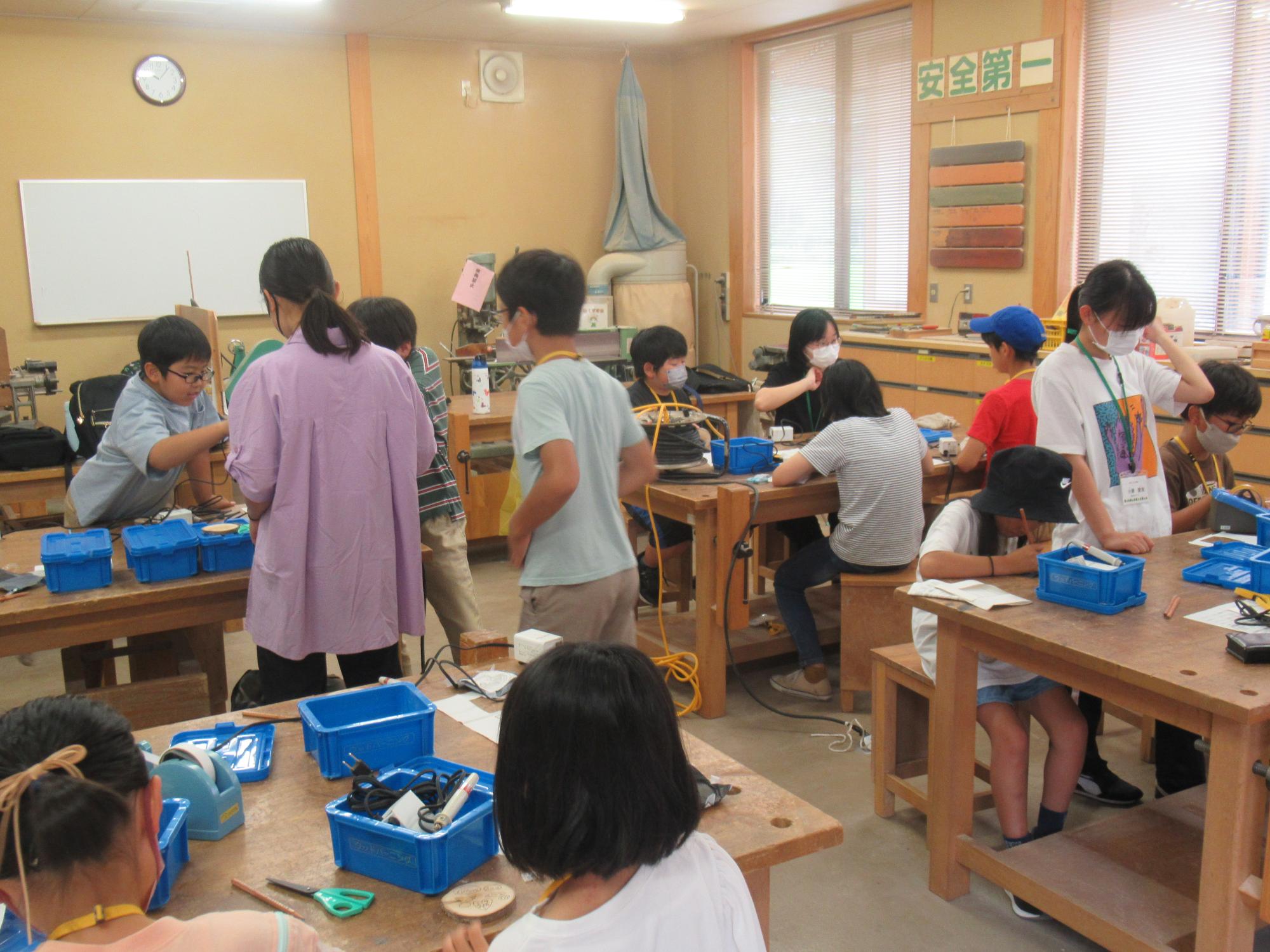 意見を出し合ったり、分からないところを教え合いながら作業する子ども達