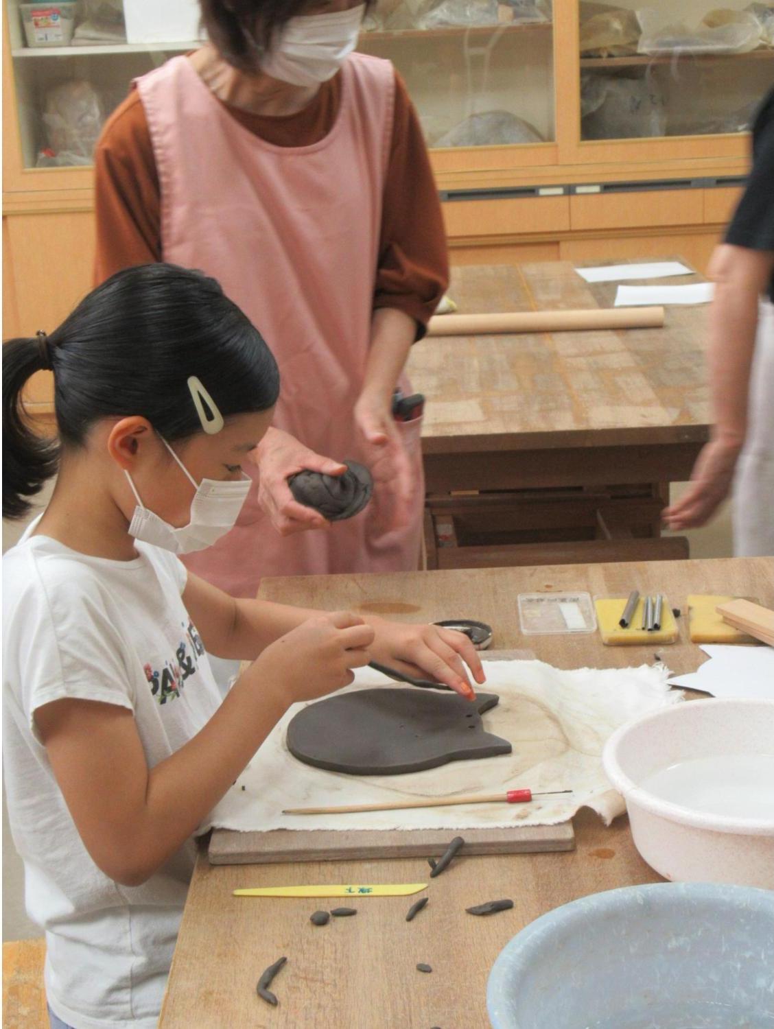 形を作った年度に余った粘土で模様をつけていく参加者