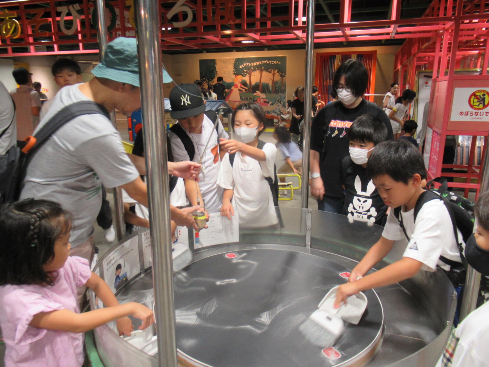 参加者がバンドー神戸青少年科学館の静電気コーナーを体験している写真