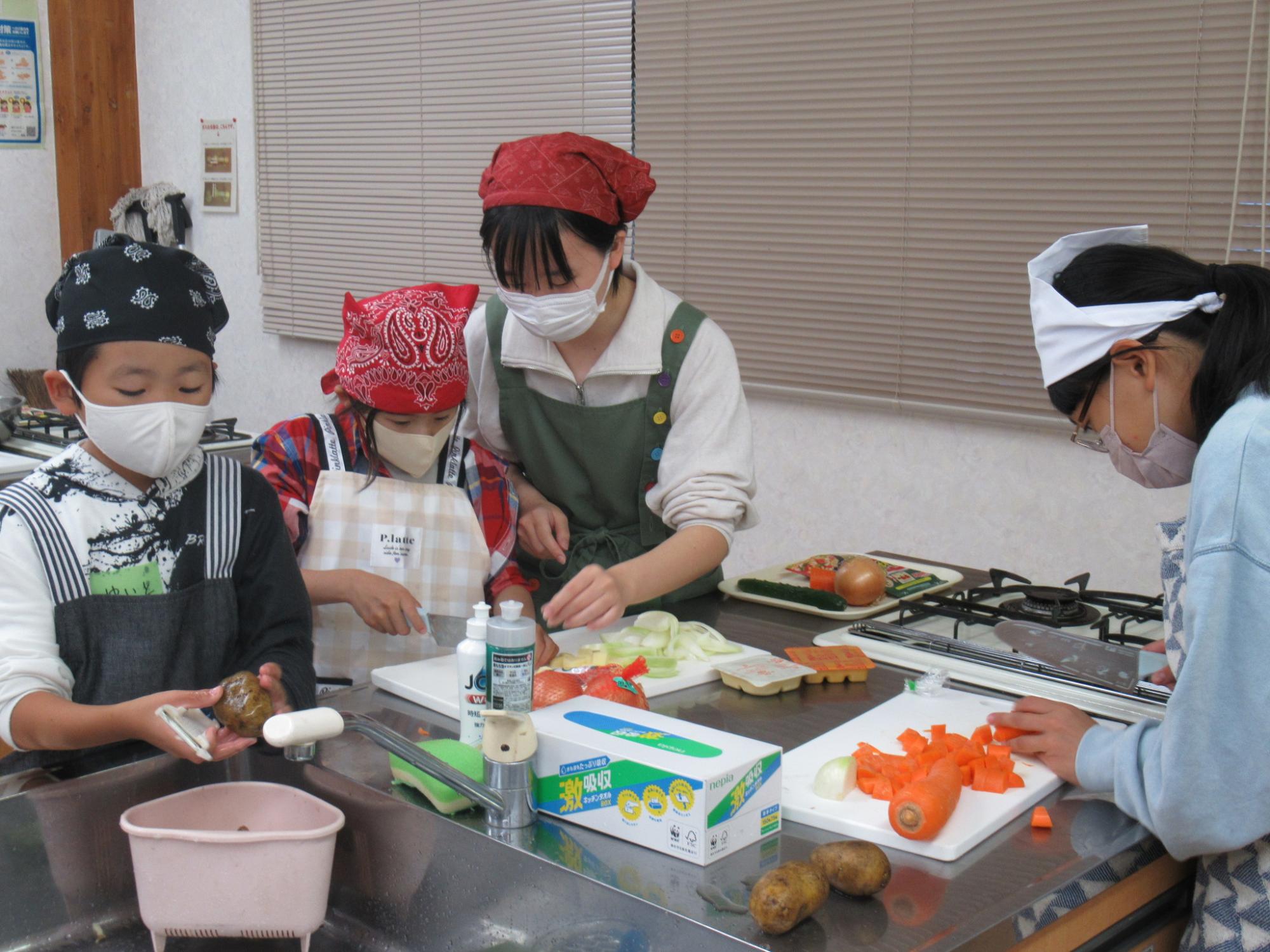 サポーターと一緒に料理に挑戦する子ども達