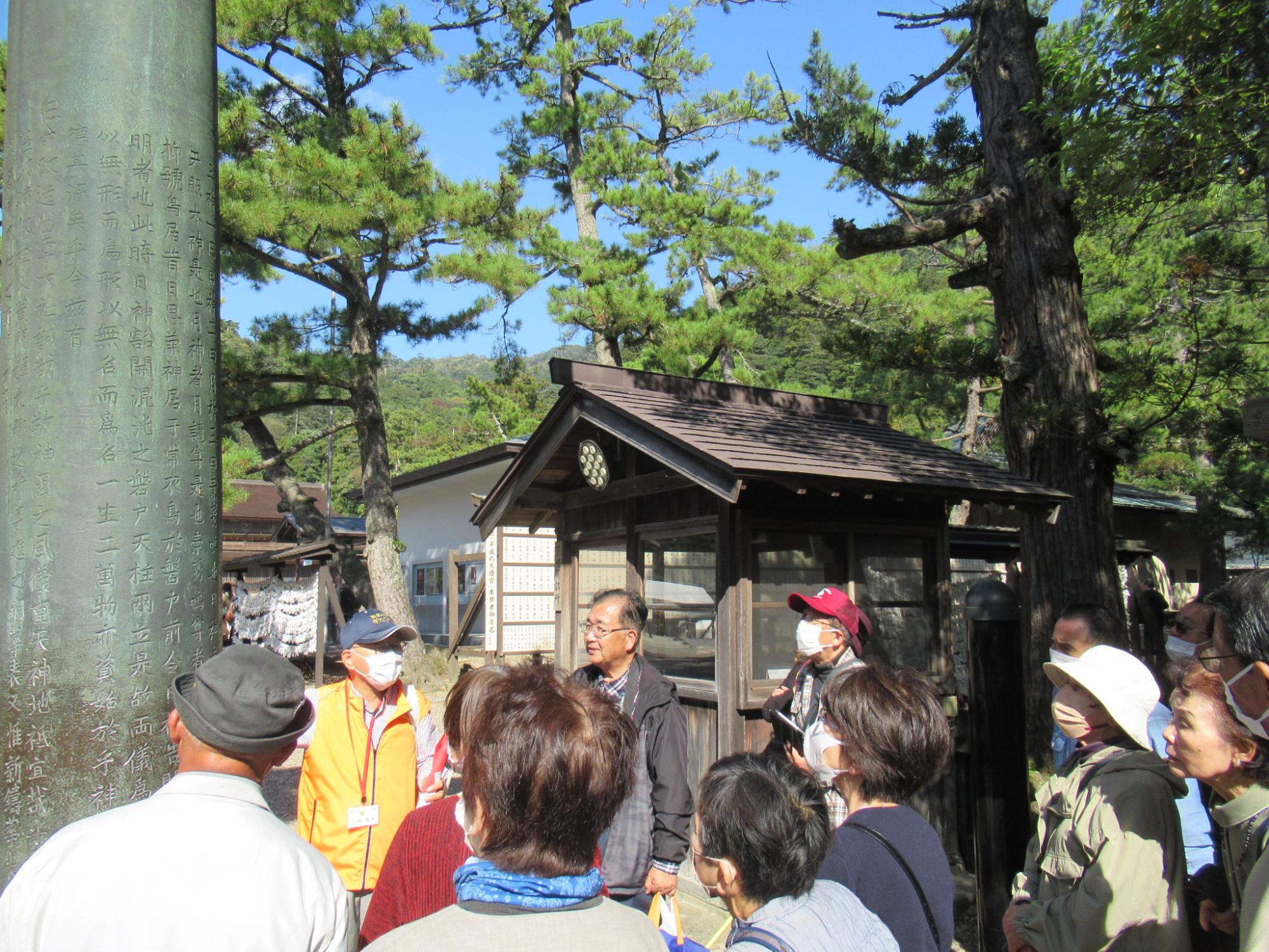 受講者にガイドが出雲大社を解説している写真