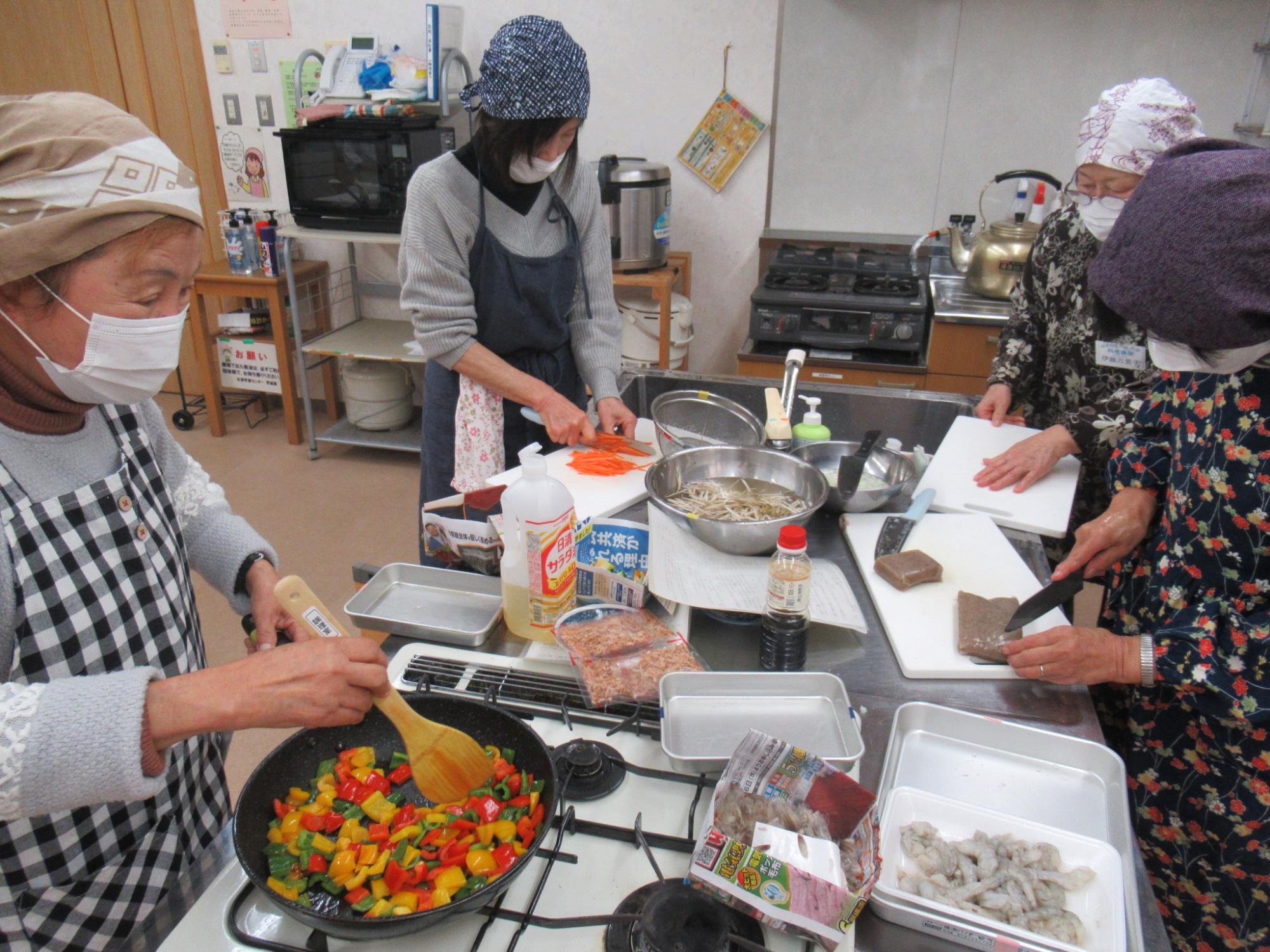 料理専門講座で、学生たちが料理をつくっている写真