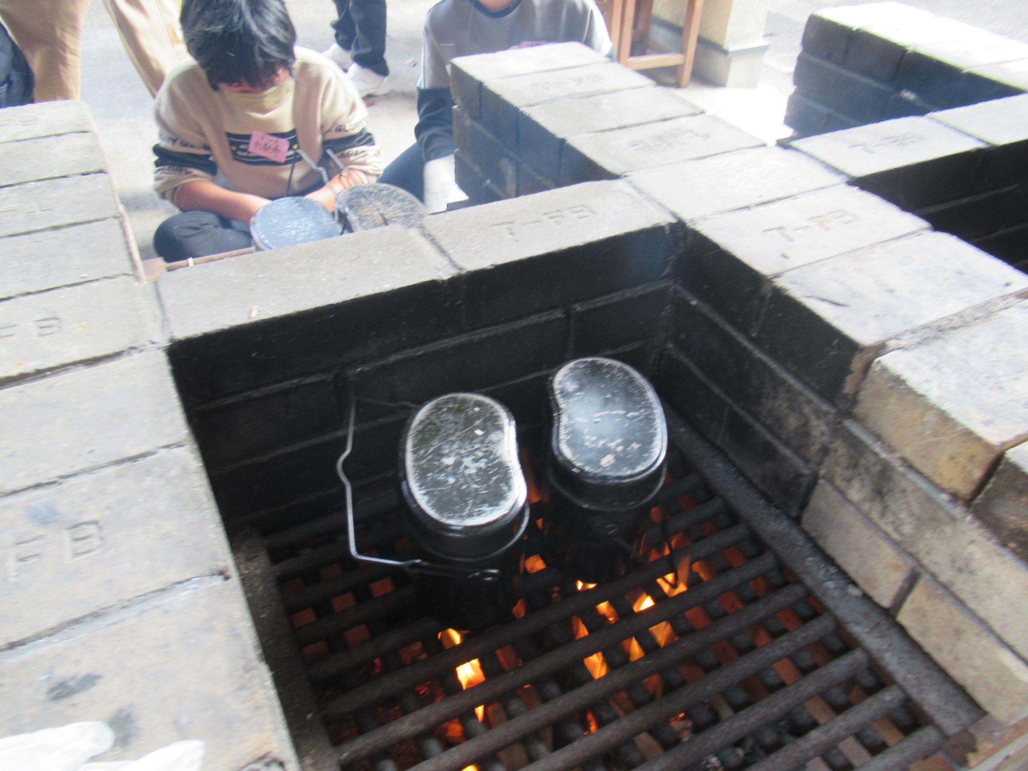 飯盒炊飯に挑戦する子どもたちの写真