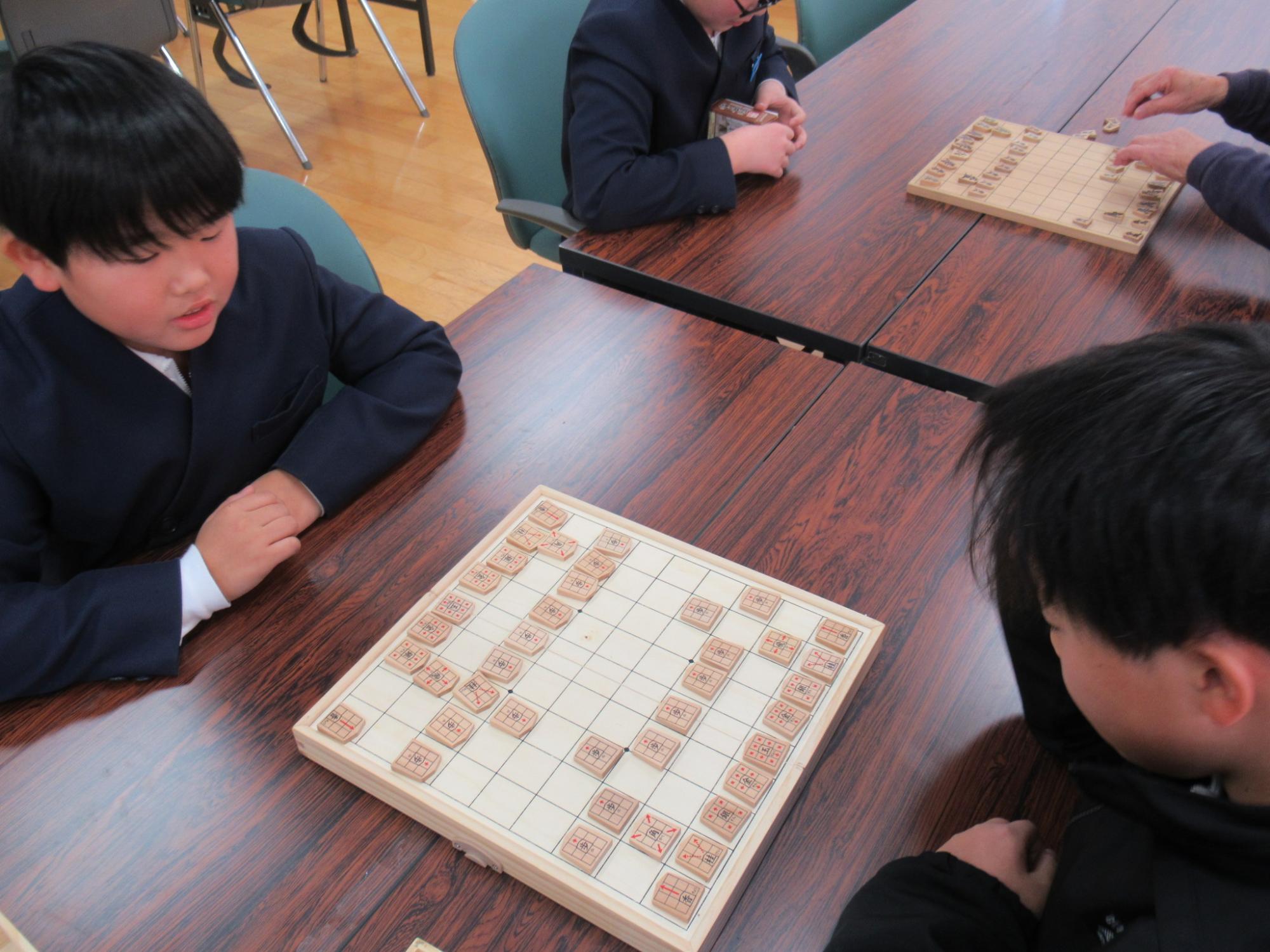 将棋教室の参加者同士で対局している写真