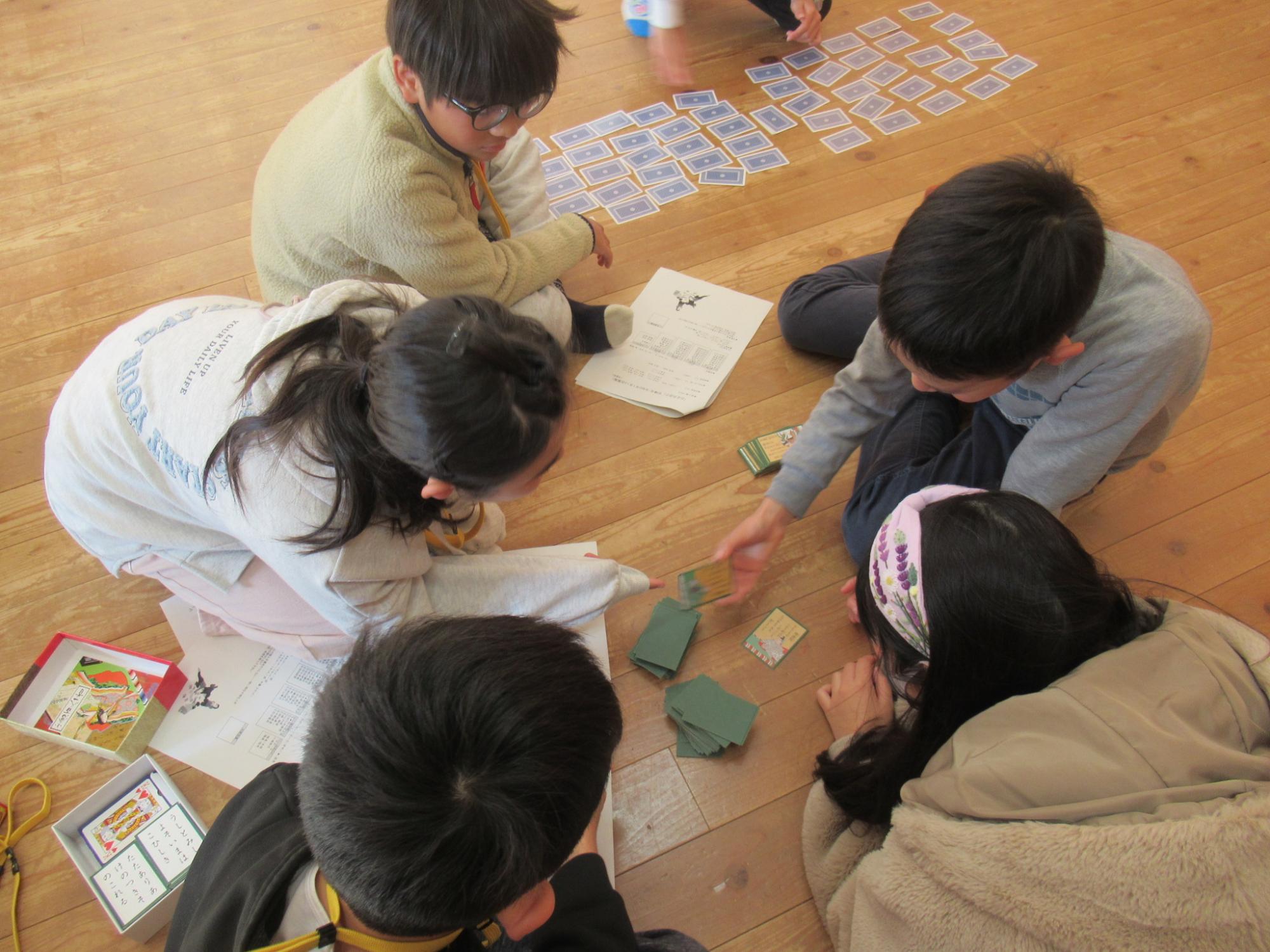 坊主めくりを楽しむ子ども達