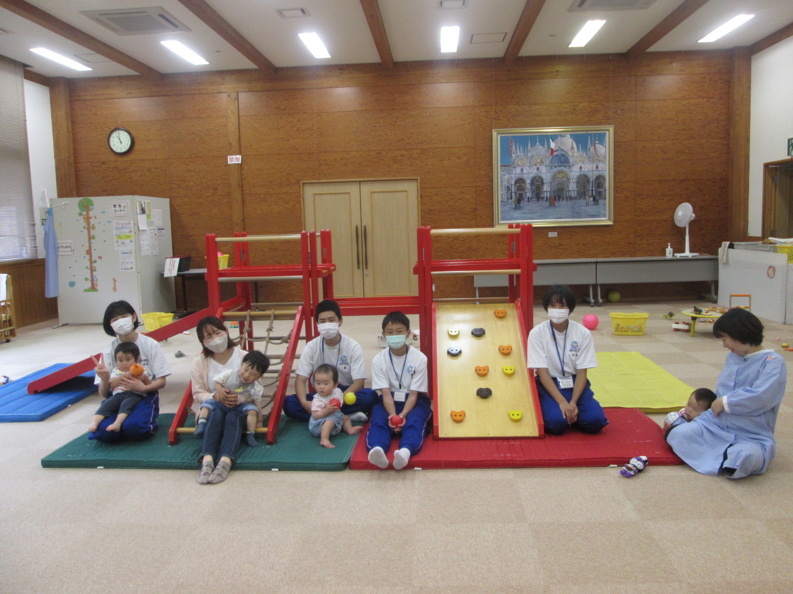 トライやるウィークで子育て支援活動に参加する山崎東中学校の生徒たち