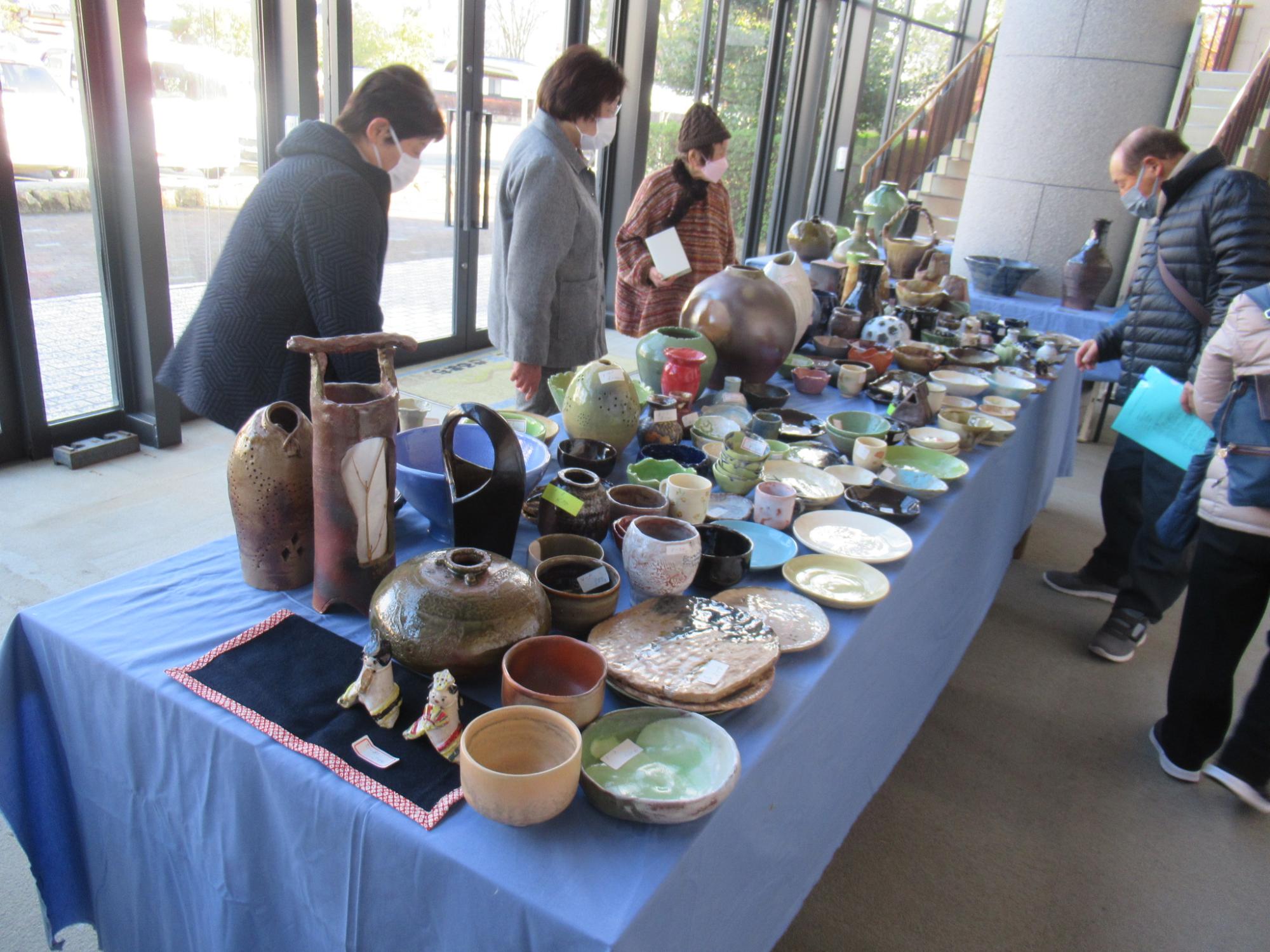 焼き上げた作品を展示する陶芸部の学生らの写真