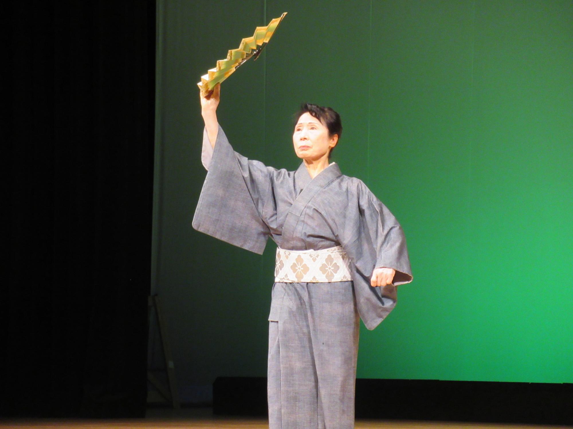 舞踏部のみなさんが舞台で舞踏を披露している写真