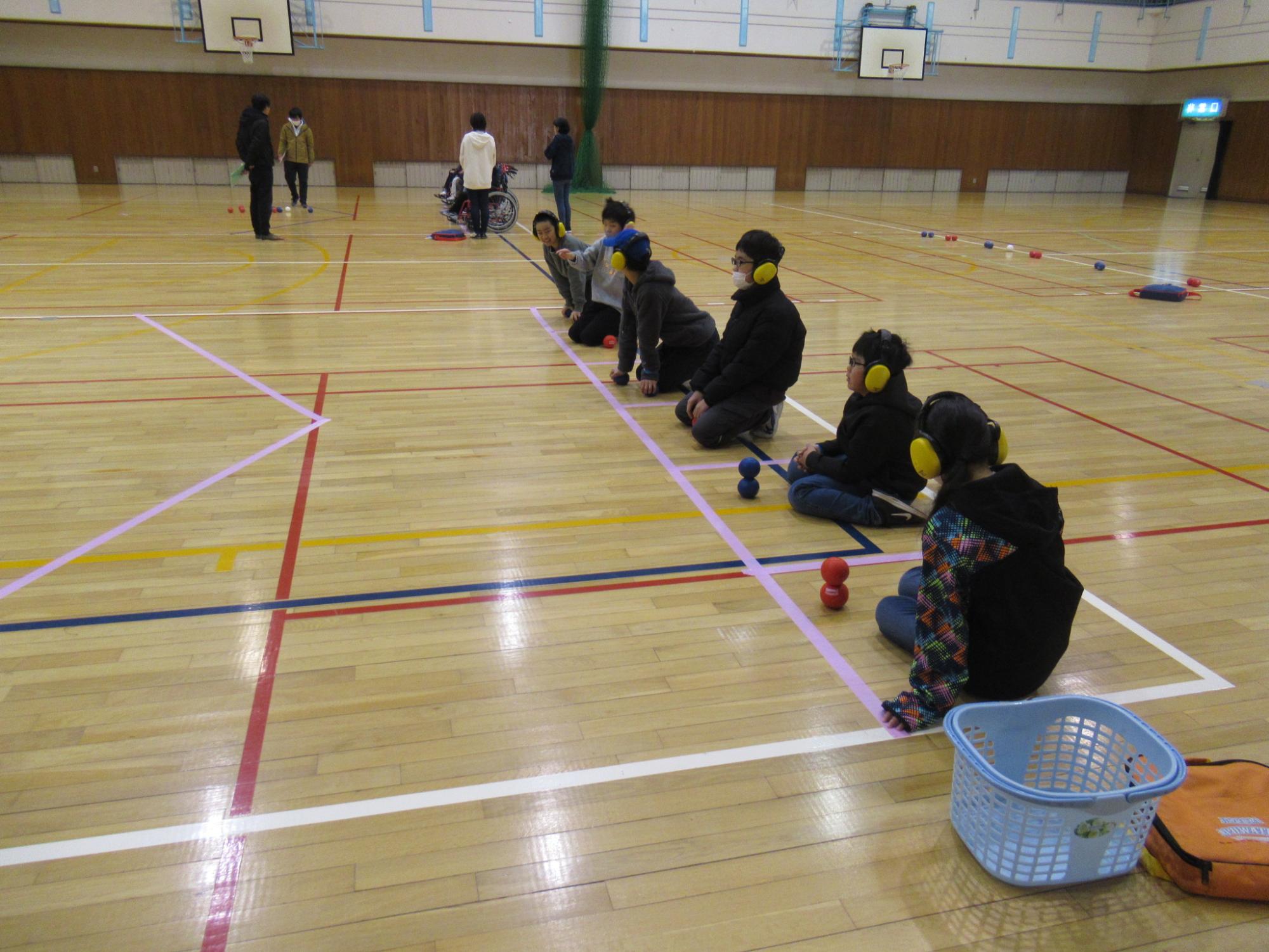 実際にボールを投げてみる子ども達