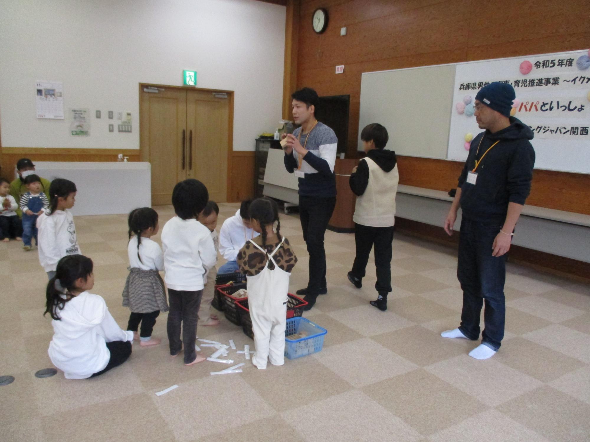 講師の森田省吾さんと近澤武生さん遊びの説明をしている写真