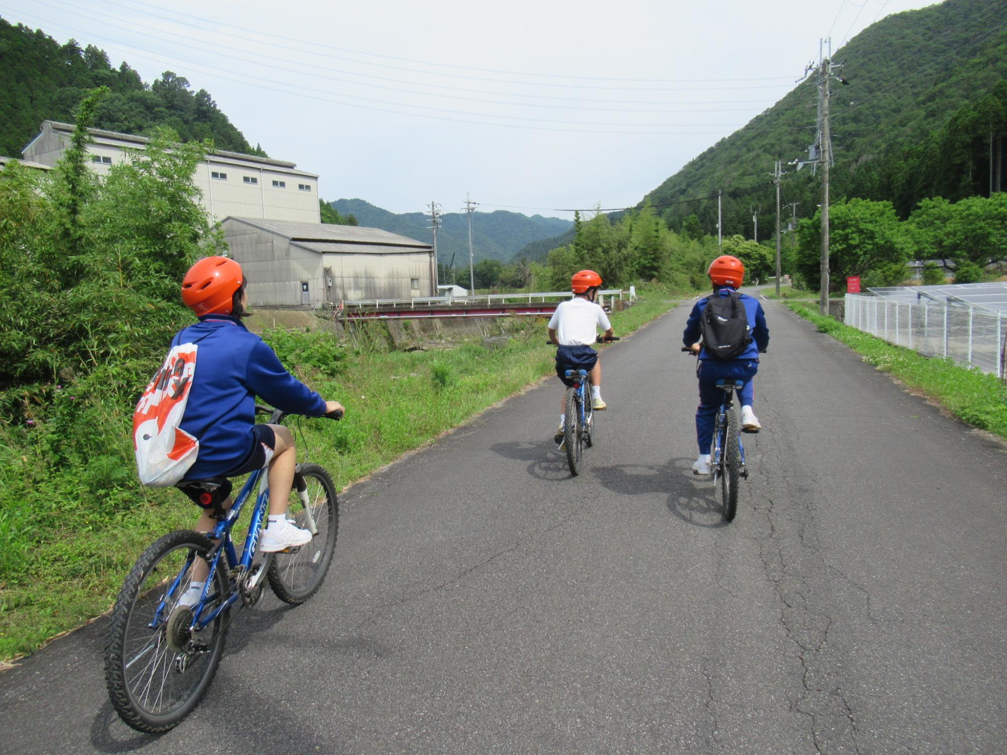 マウンテンバイク体験コースを下見するため、実際に生徒自身で自転車でコースを走行しながら確認している写真