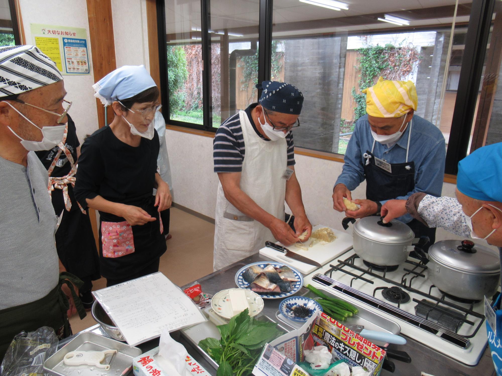 専門講座「料理講座」で料理作りをしている参加者等の写真
