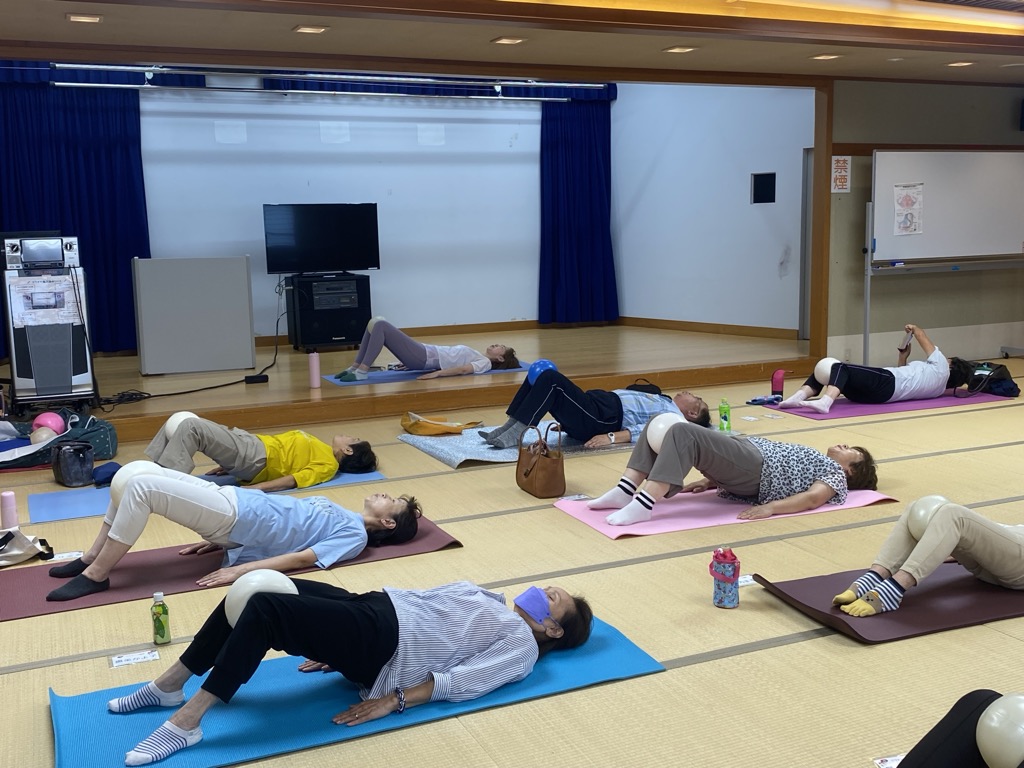 専門講座「ピラティス講座」で体操をする参加者の写真