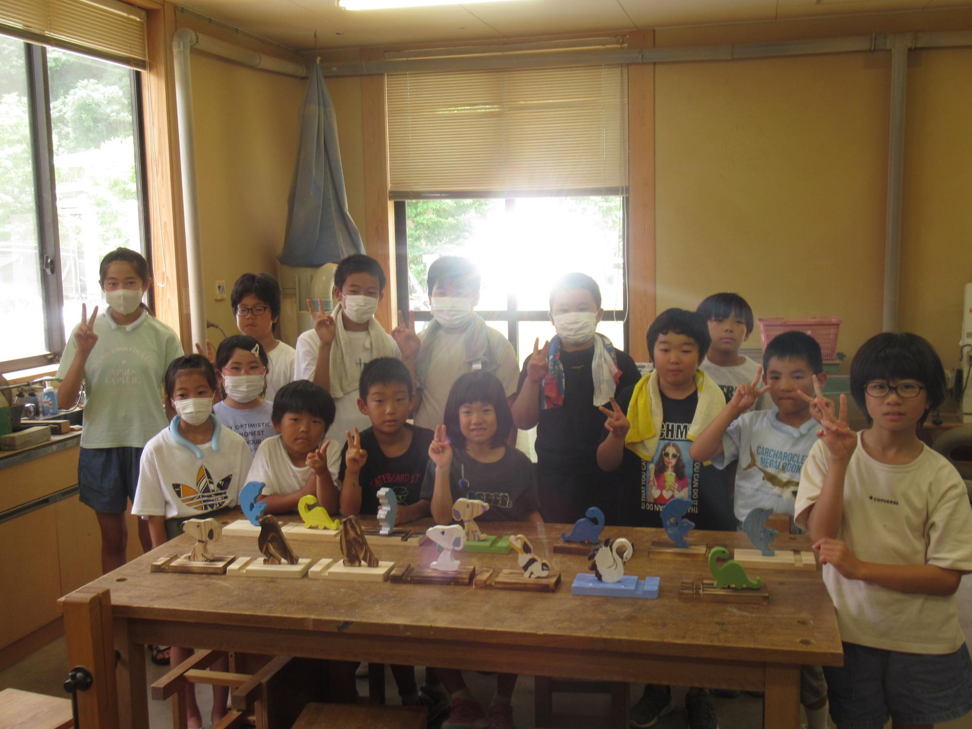 完成した作品と一緒に集合写真