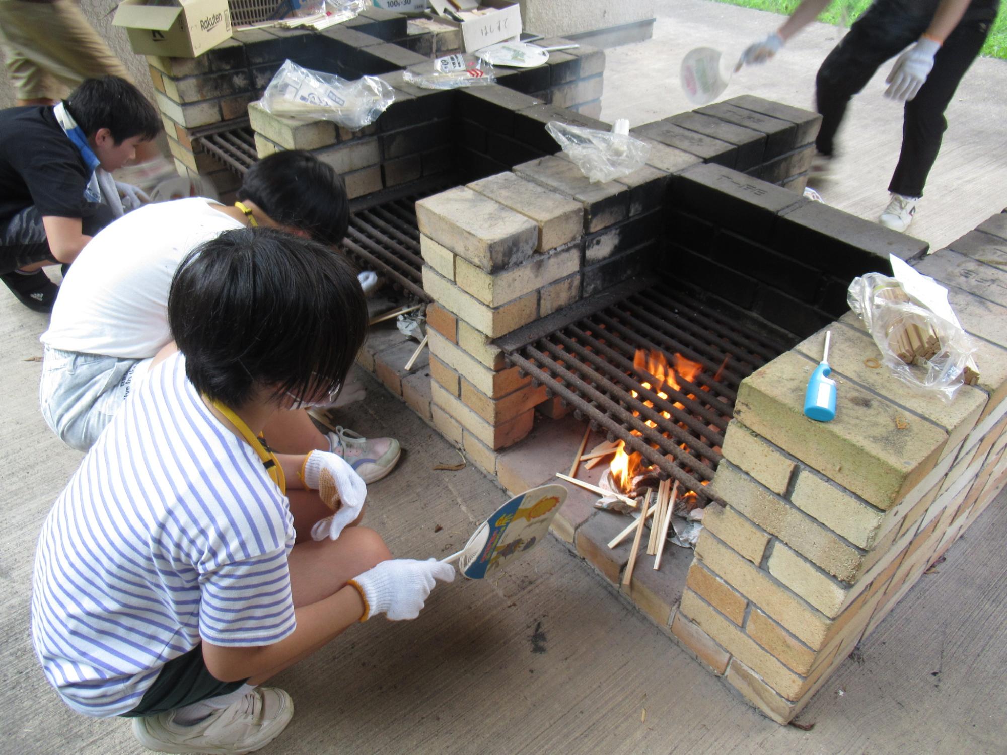 飯盒炊飯に挑戦する子どもたちの写真