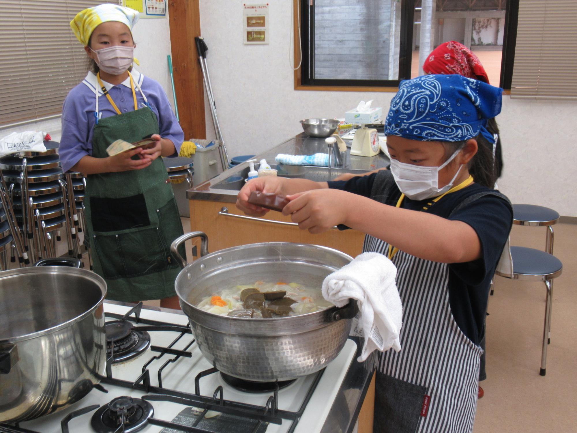 参加者が夕飯のカレーを作っている写真