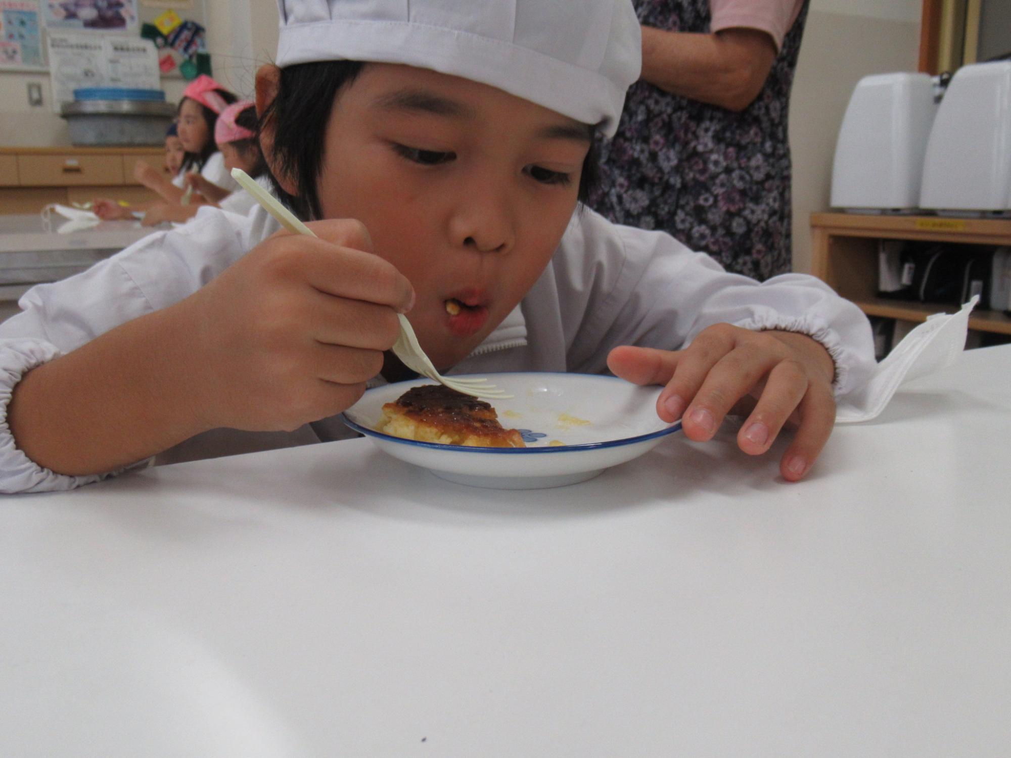 完成したタルト・タタンを参加者が食べている写真