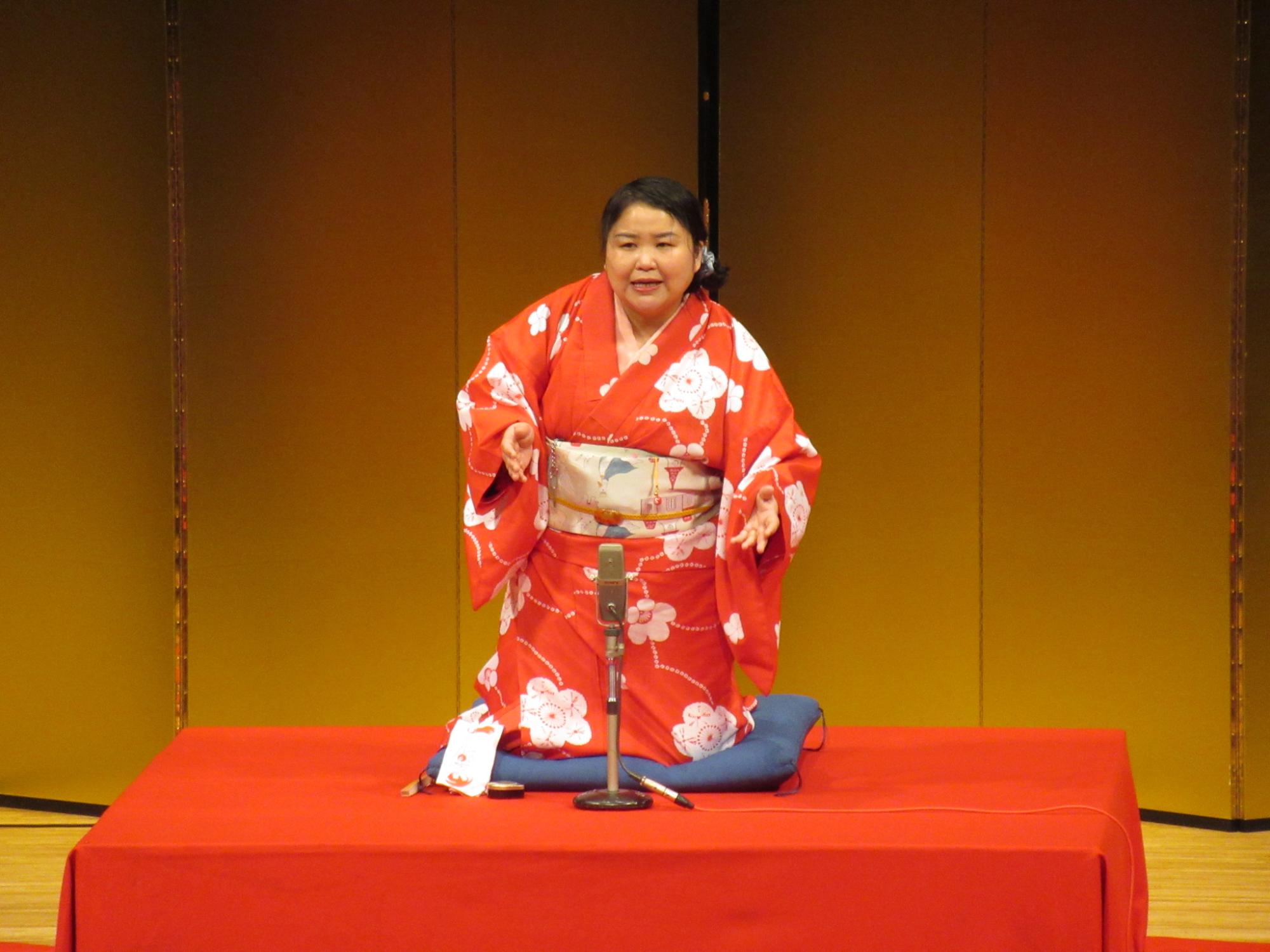 公開講座「落語家栄養士がしゃべる笑って免疫力アップ」で講演される講師の写真