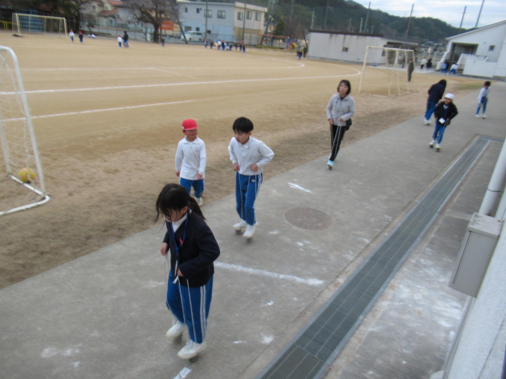 竹ぼっくりで参加者が競争している写真