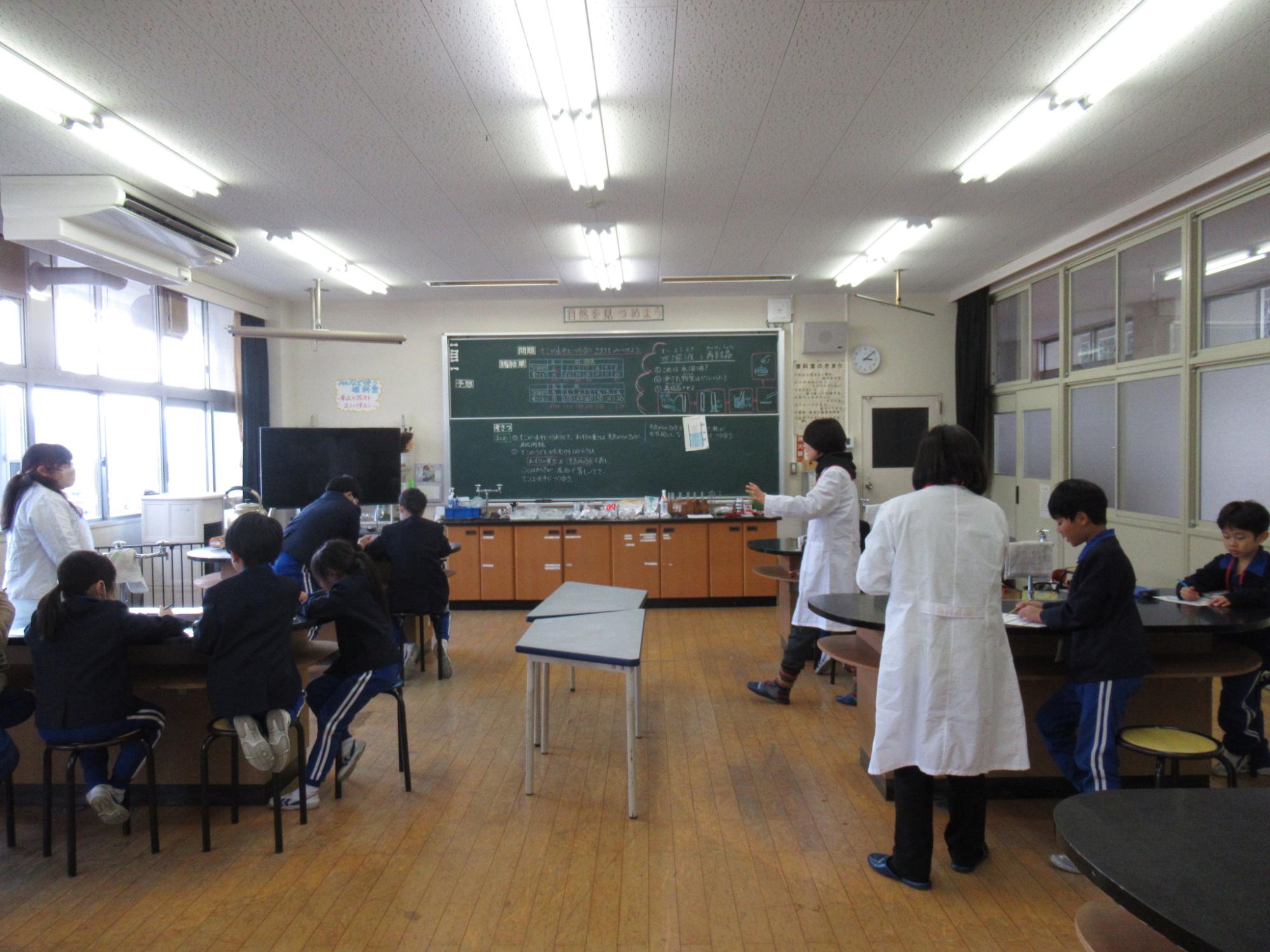 各班にわかれて、結晶の様子を観察する参加者たち
