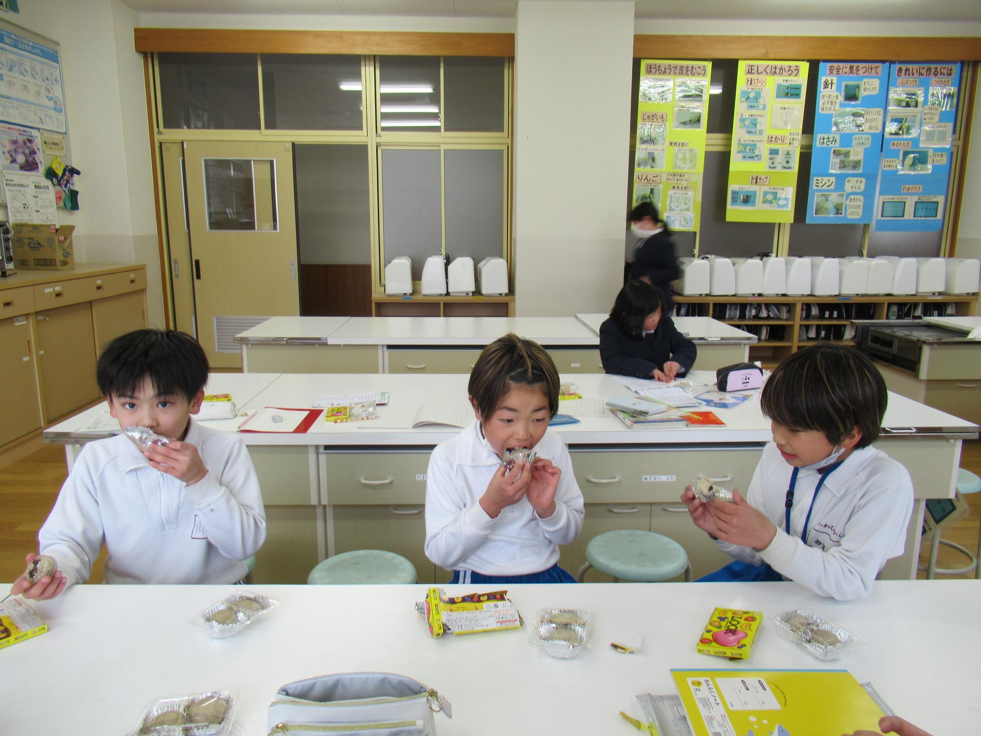 完成したしょうゆまんじゅうを頬張る参加者たち