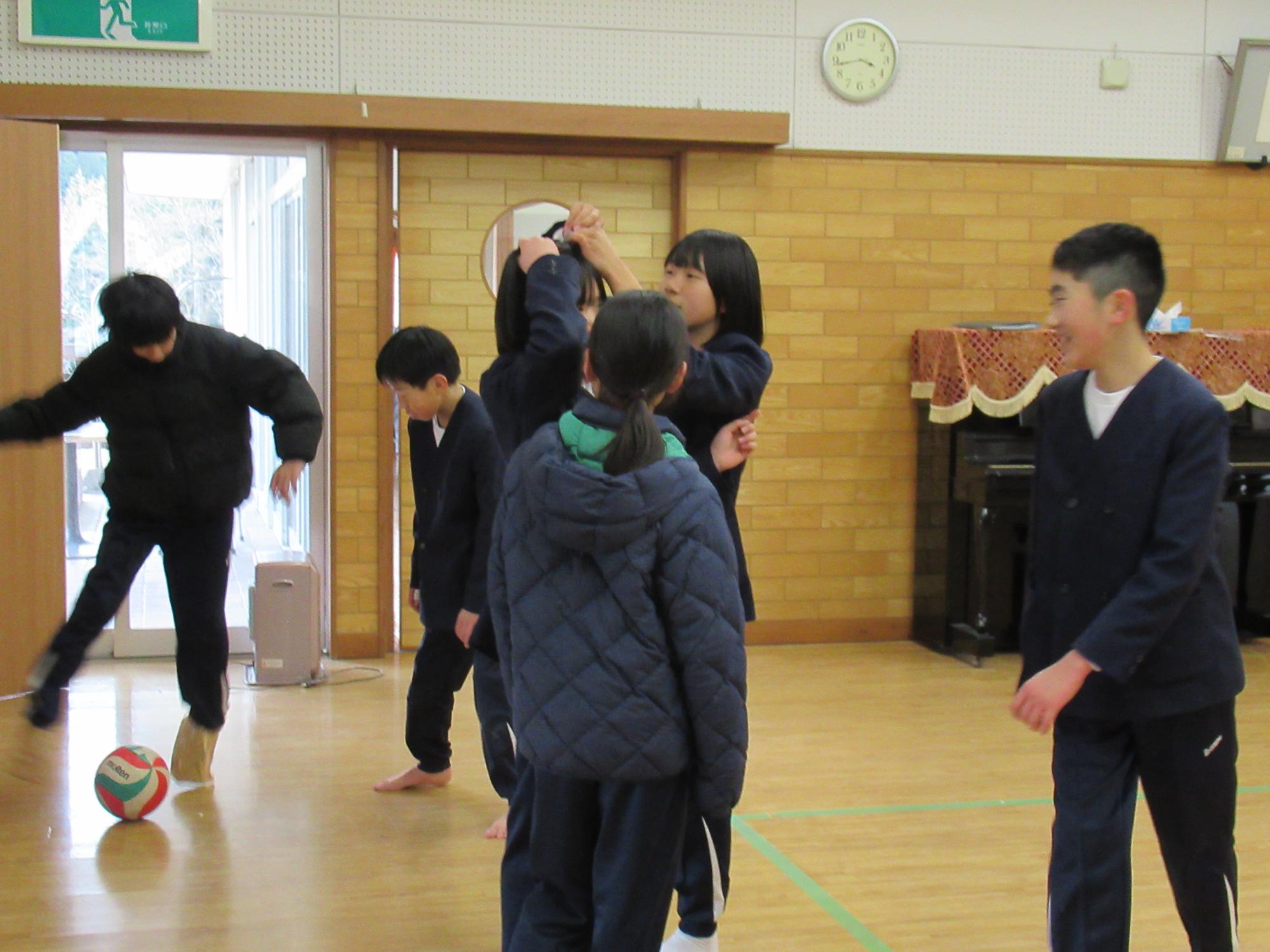 室内でボール遊びをする子どもたちの写真