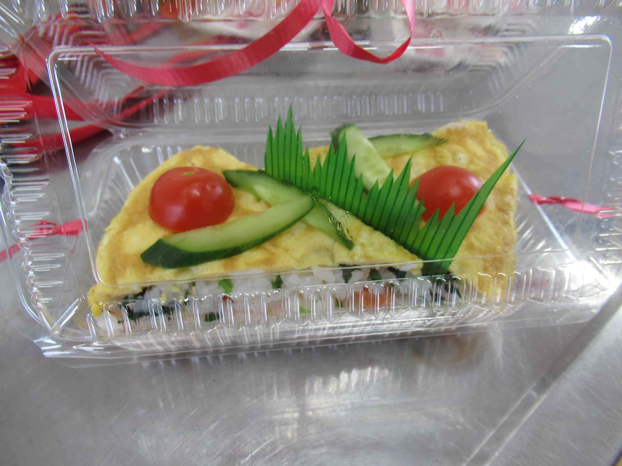 料理教室で参加者たちが作った特製寿司ケーキ寿司の写真