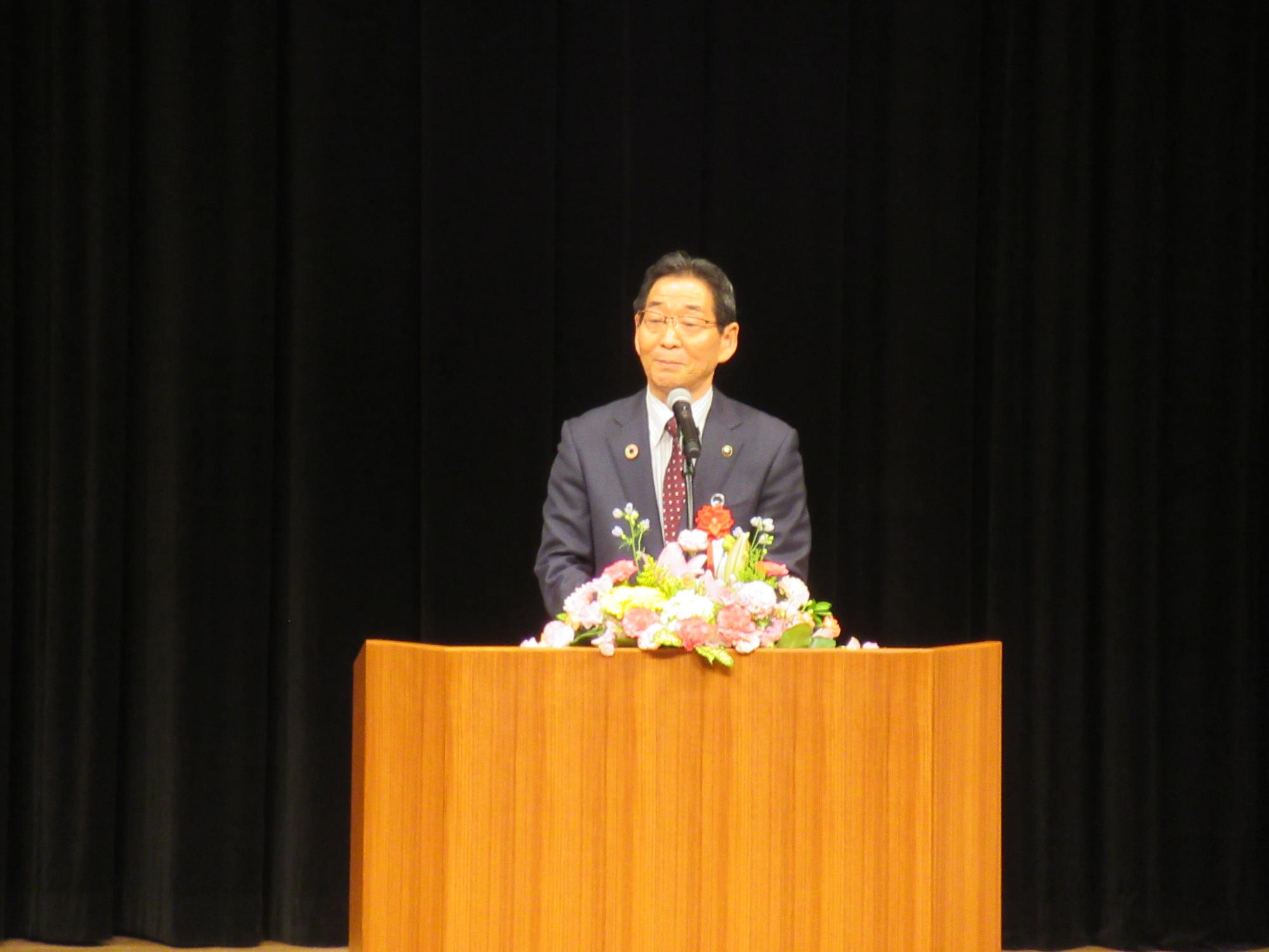 閉講式で祝辞を述べる福元市長の写真