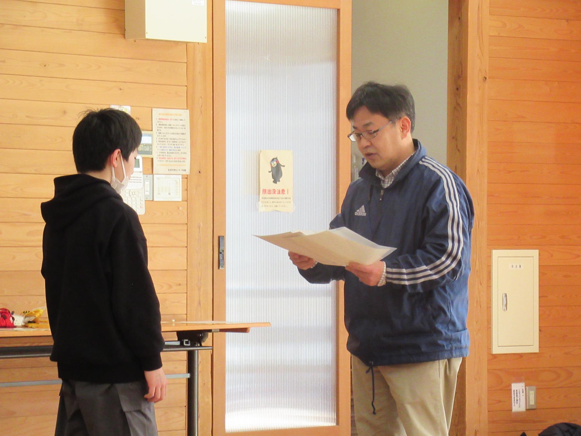 修了証書を受け取る参加者