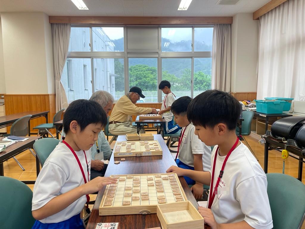 子どもたちが対局している写真