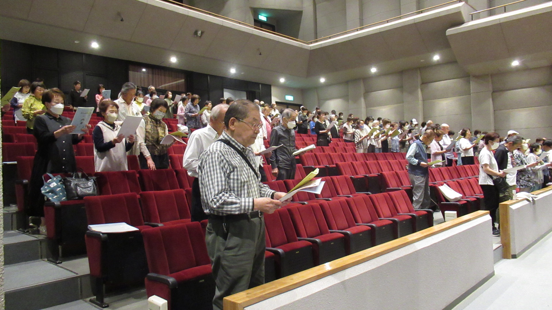 学園歌を斉唱するやまさき文化大学生の写真