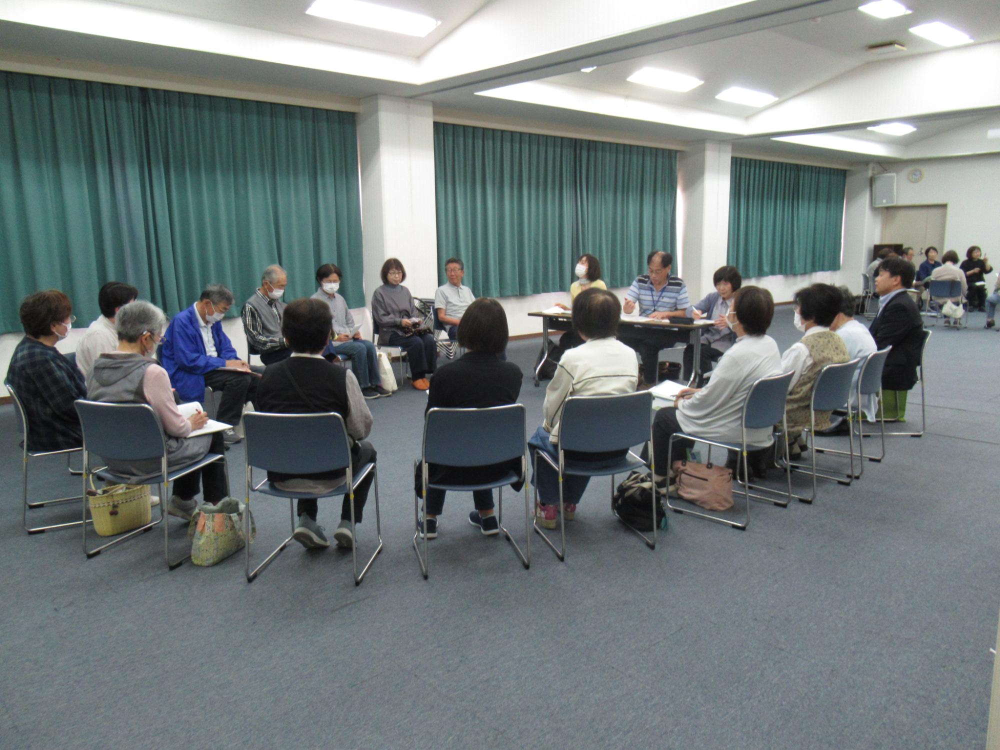 学年ホームルームでの話し合いの様子の写真