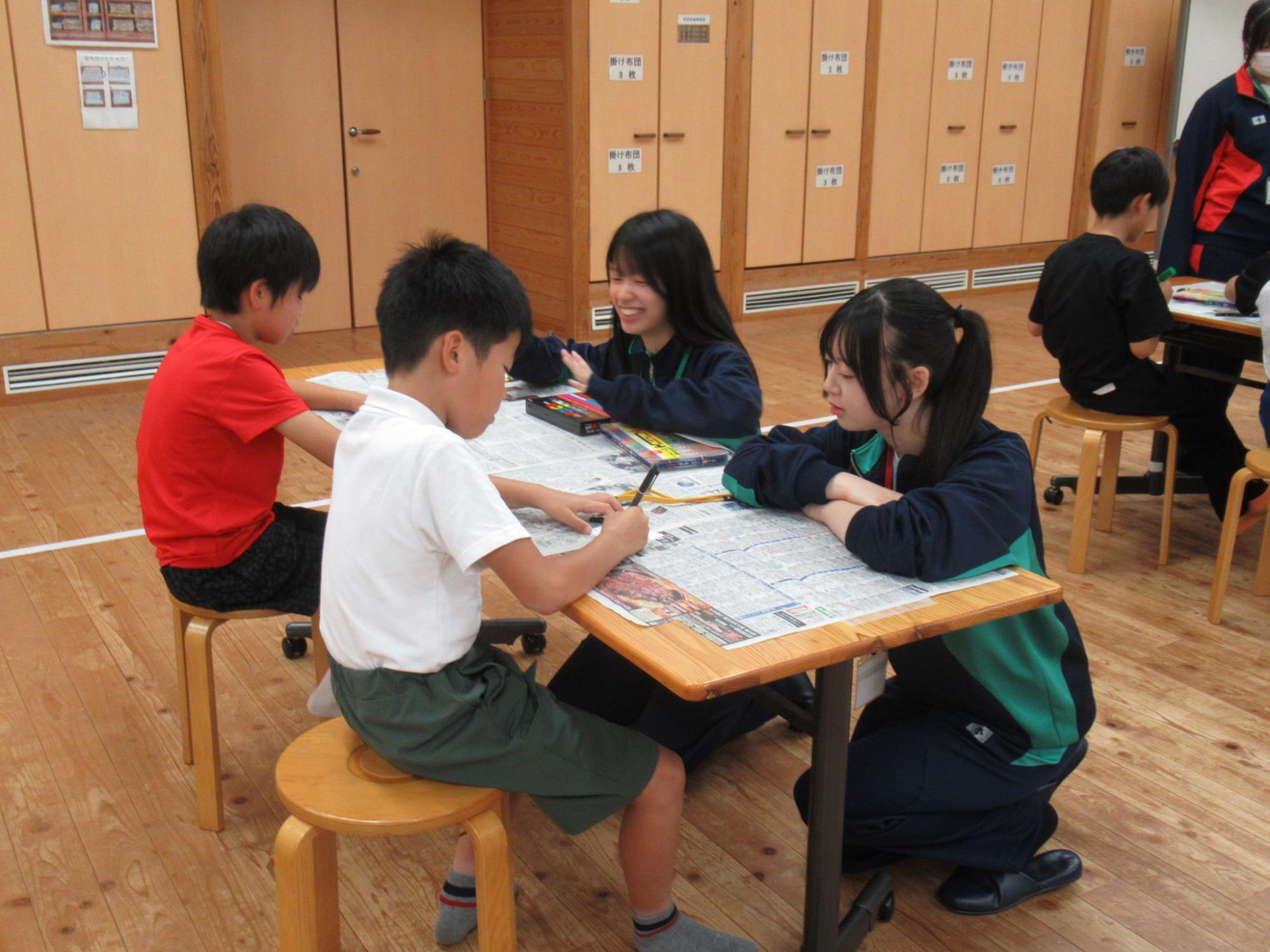 はじまりの会で、サポーターと協力して名札を作る参加者
